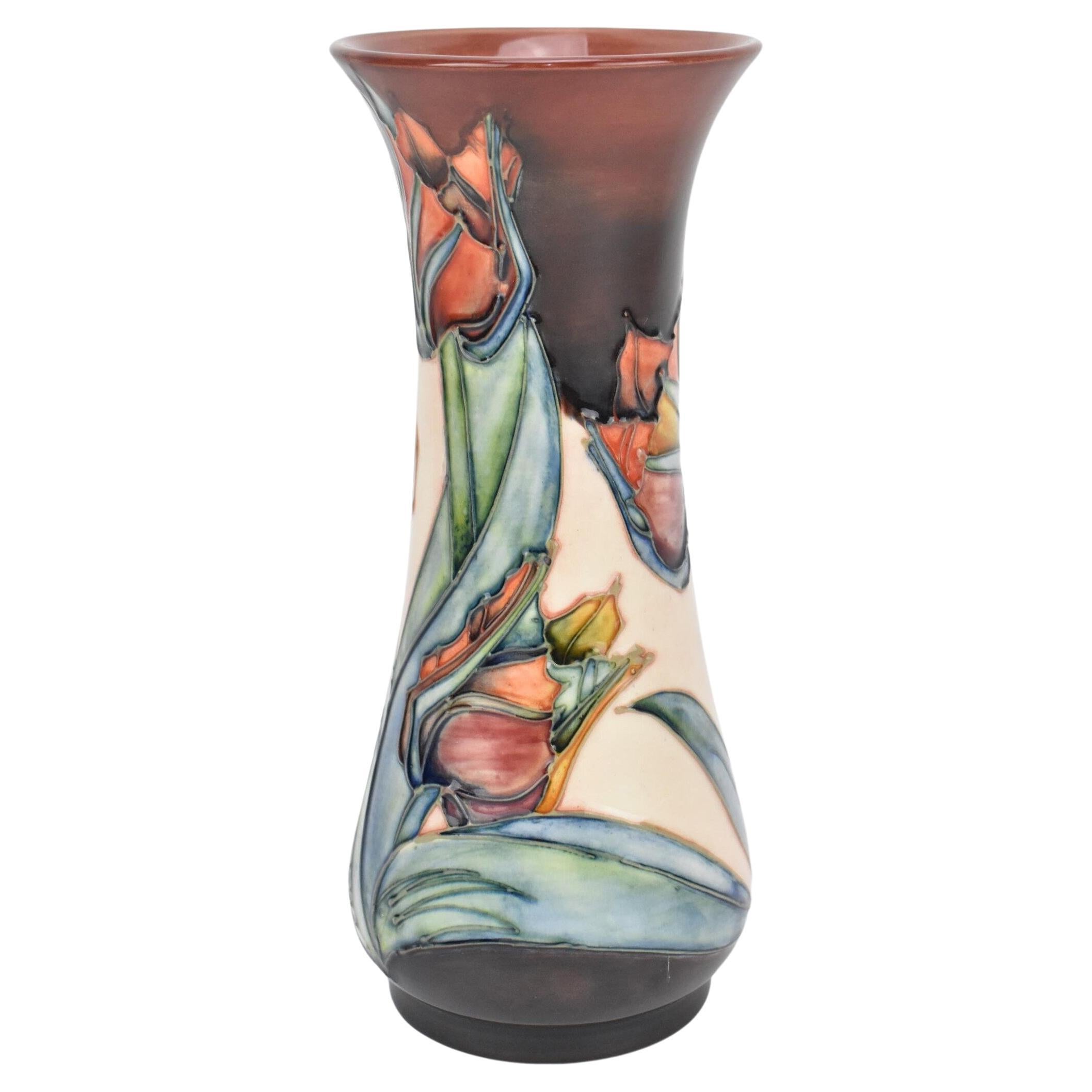 Vase de style Art Nouveau MOORCROFT réalisé par Sally Tuffin et peint par Sharon Austin.  en vente
