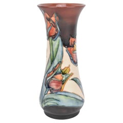 Vase im Jugendstil MOORCROFT von Sally Tuffin und bemalt von Sharon Austin. 