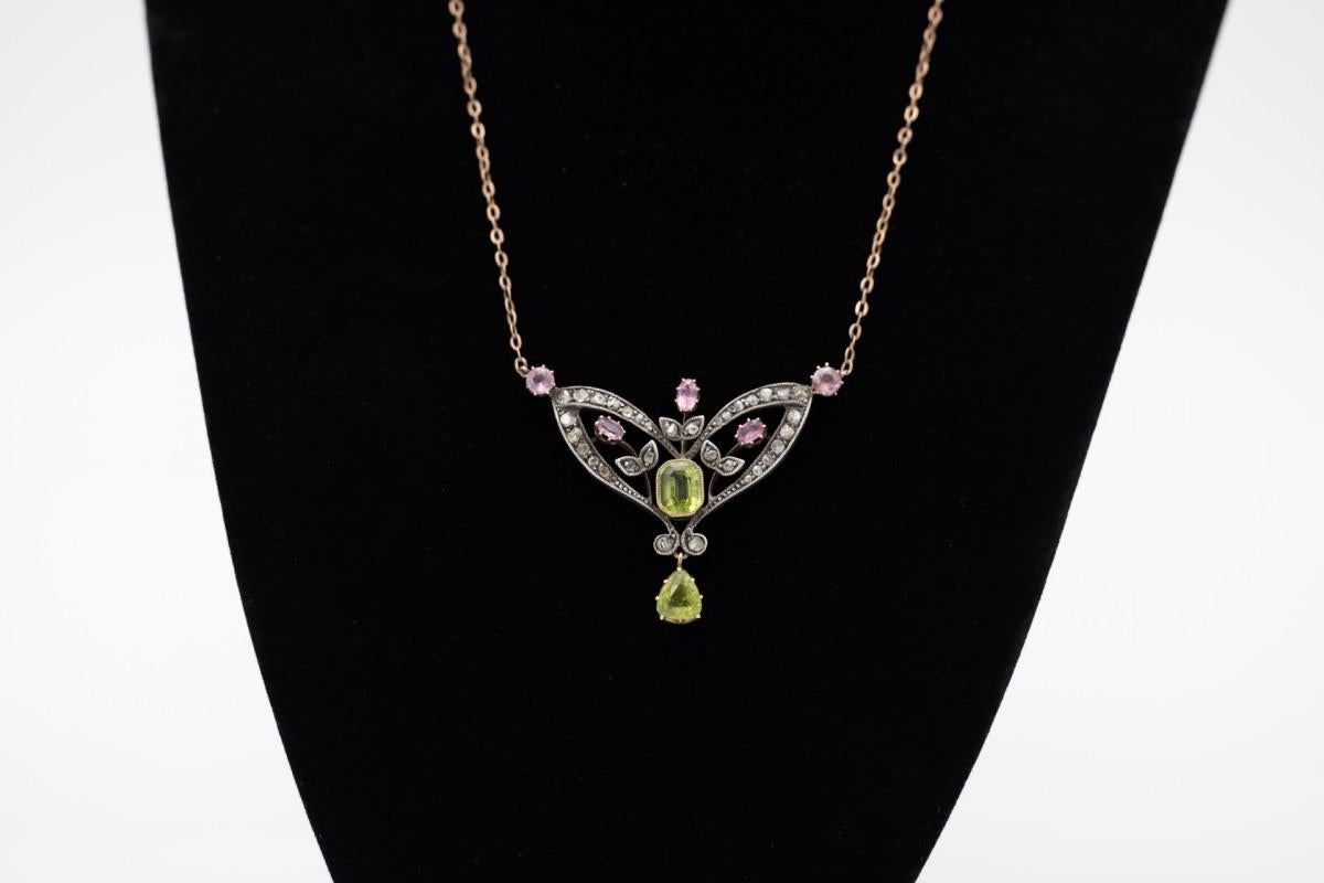 Art Nouveau style necklace with diamonds, peridots and tourmalines, circa 1900s. In Good Condition For Sale In Chorzów, PL