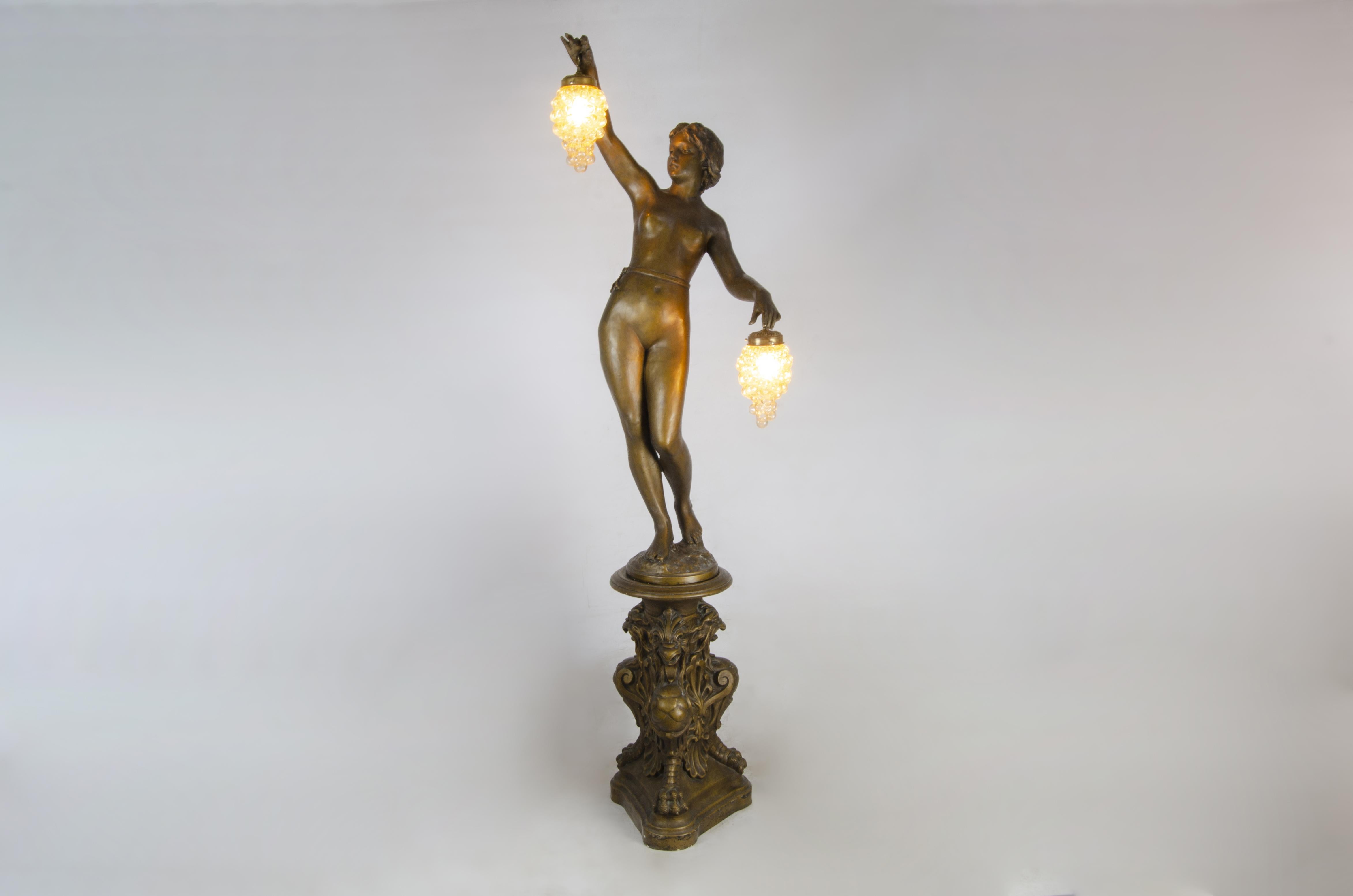 Lampada da terra in ceramica dipinta in stile Art Nouveau con Menade che regge l'uva, Argentina in vendita 5