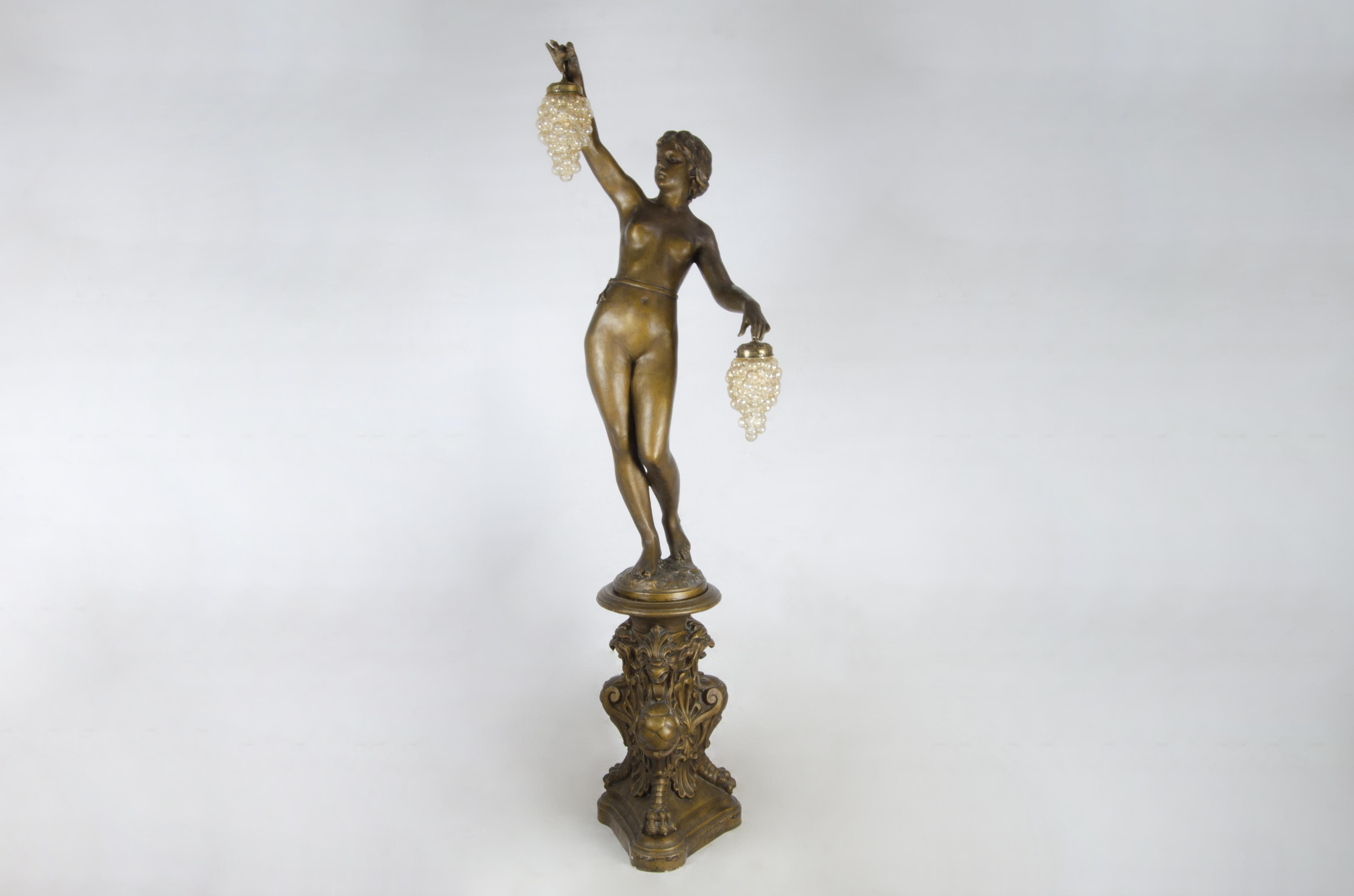 Lampada da terra scultorea in ceramica dipinta in stile Art Nouveau della metà del XX secolo raffigurante Menade con uva, firmata da P. Oltolini, Argentina 

A cura di: P. Ontolini
Materiale: ceramica, argilla, vernice, metallo, vetro
Tecnica:
