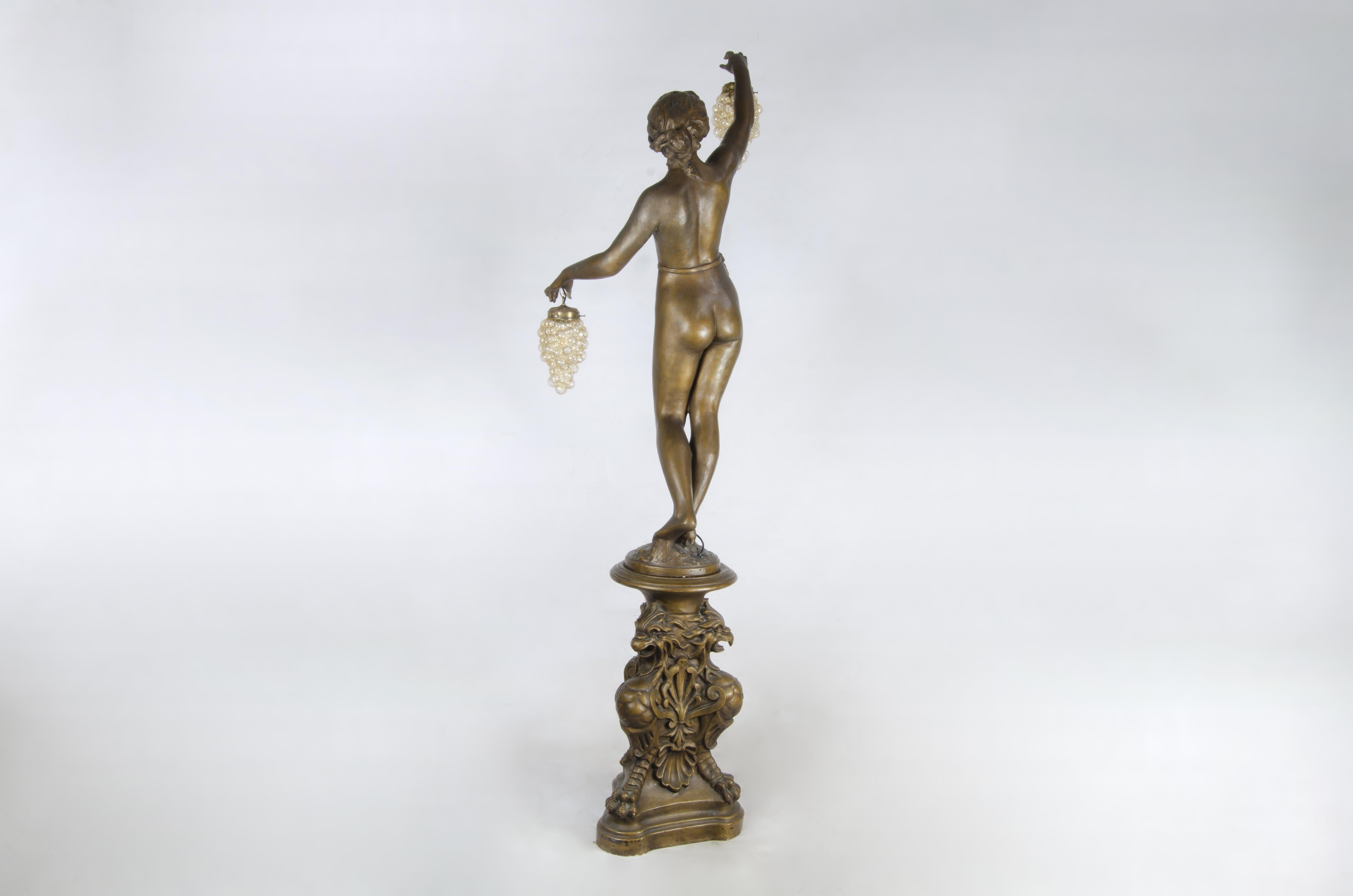 Calco Lampada da terra in ceramica dipinta in stile Art Nouveau con Menade che regge l'uva, Argentina in vendita