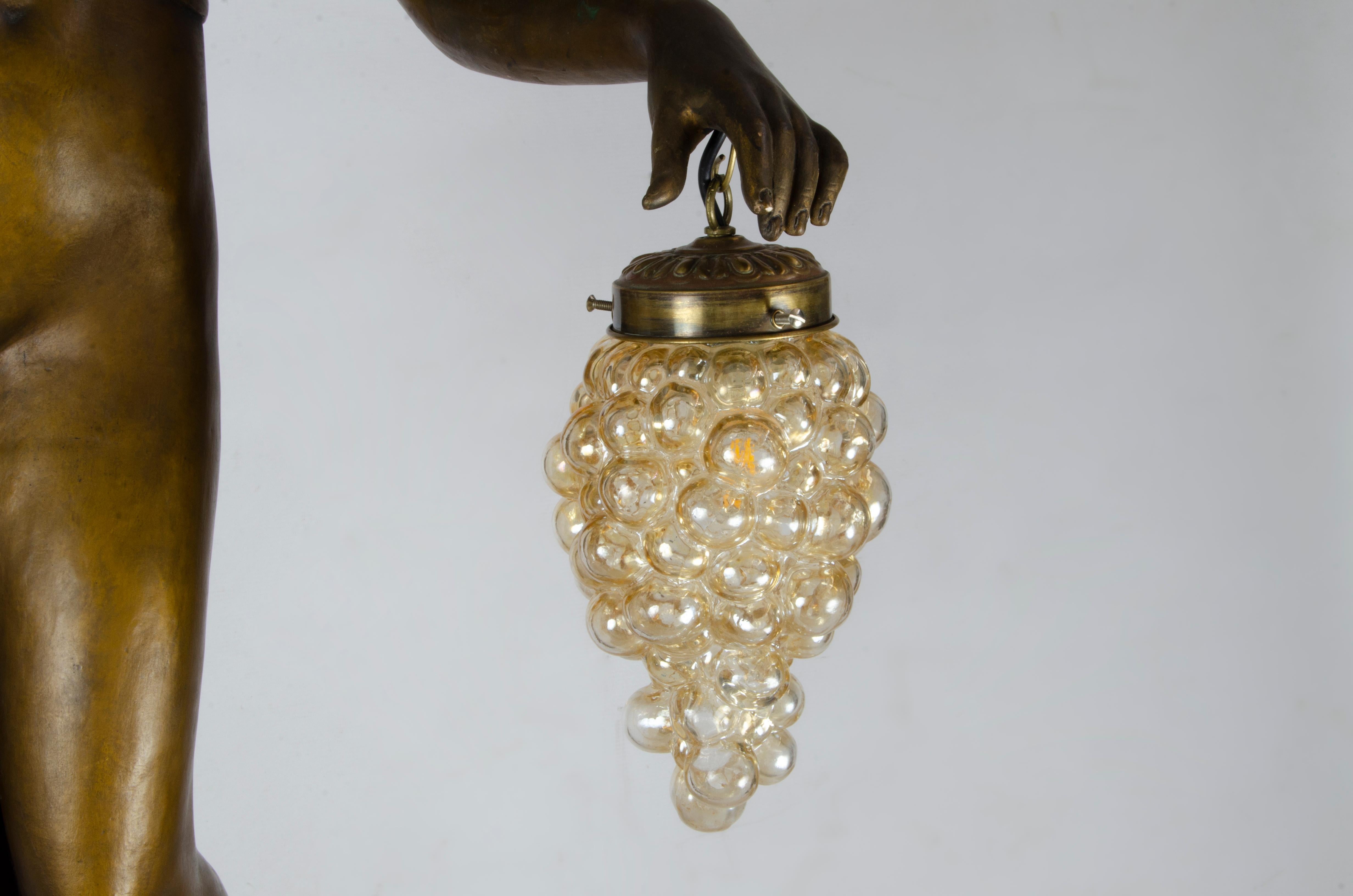 Metallo Lampada da terra in ceramica dipinta in stile Art Nouveau con Menade che regge l'uva, Argentina in vendita