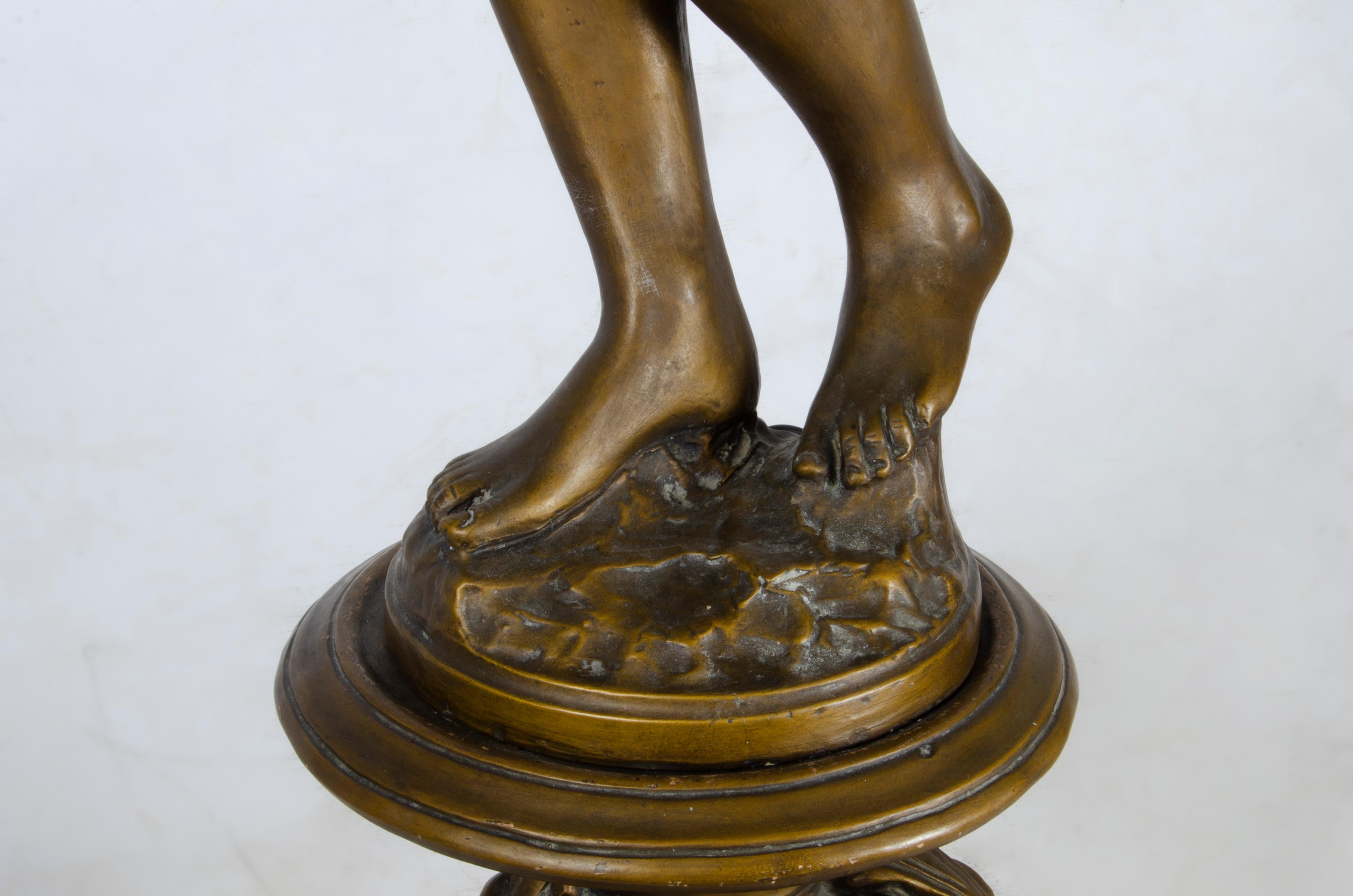 Lampada da terra in ceramica dipinta in stile Art Nouveau con Menade che regge l'uva, Argentina in vendita 1