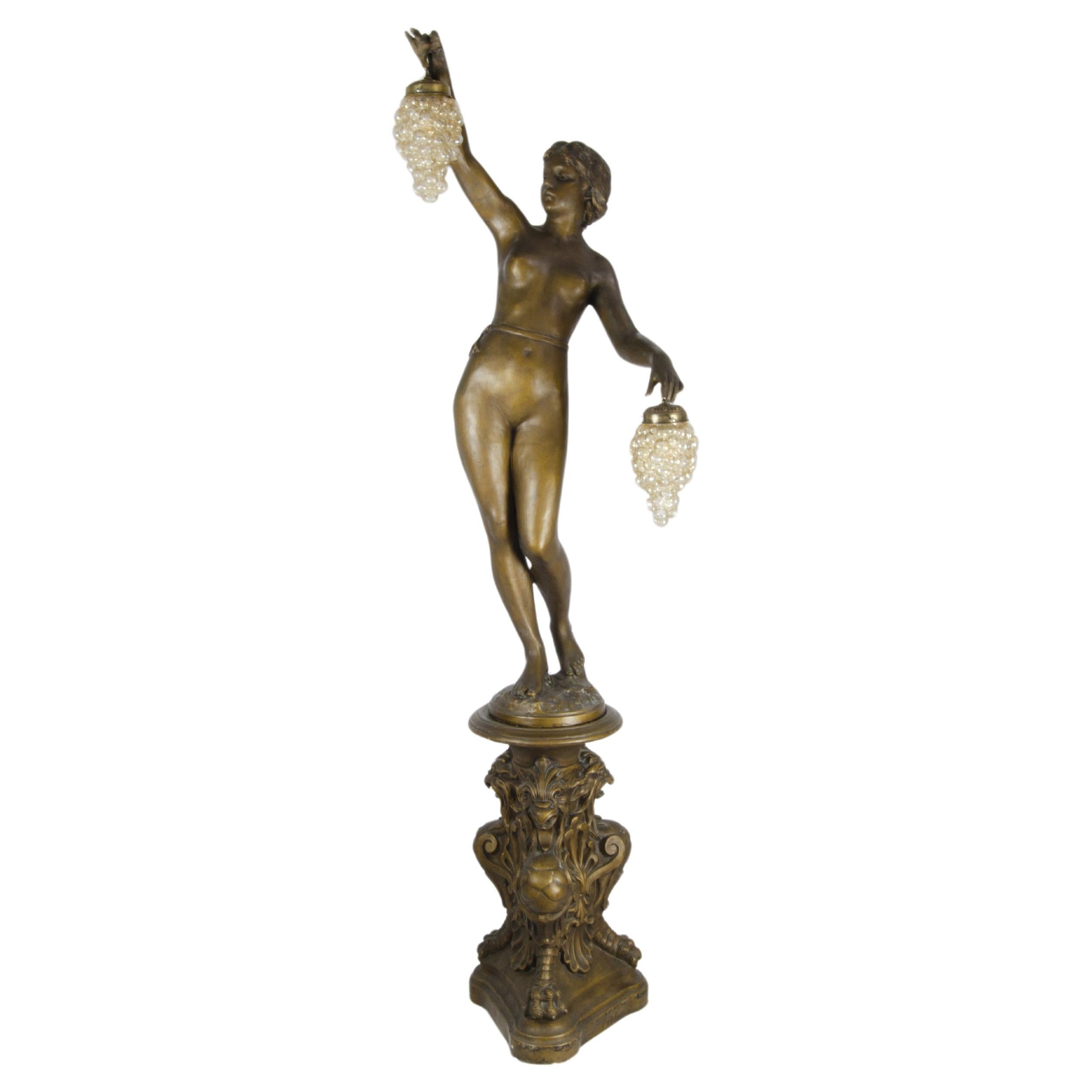 Lampada da terra in ceramica dipinta in stile Art Nouveau con Menade che regge l'uva, Argentina in vendita