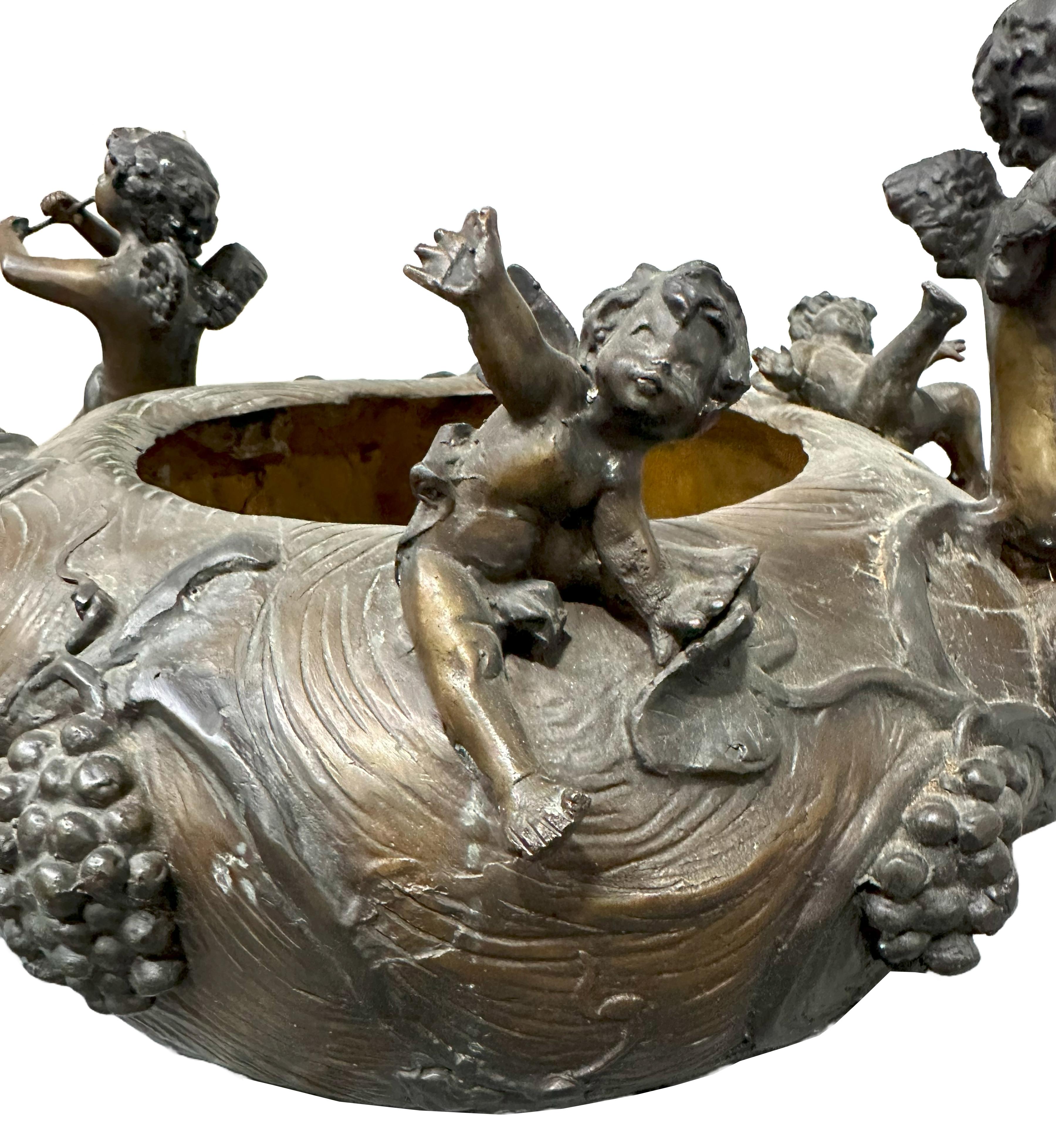 Moulage Jardinière d'époque Art Nouveau en bronze patiné avec chérubins jouant de la flûte en vente