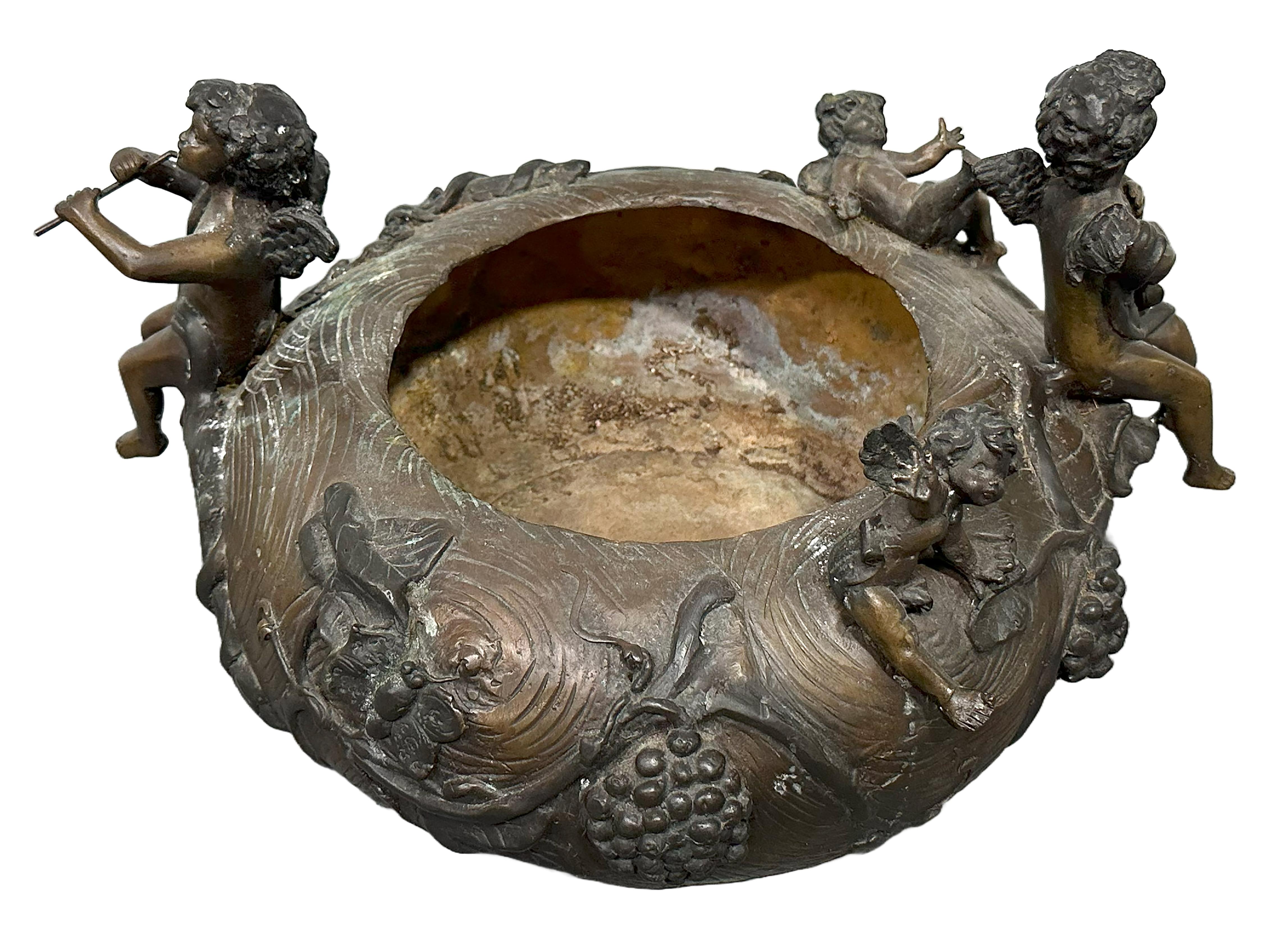 20ième siècle Jardinière d'époque Art Nouveau en bronze patiné avec chérubins jouant de la flûte en vente