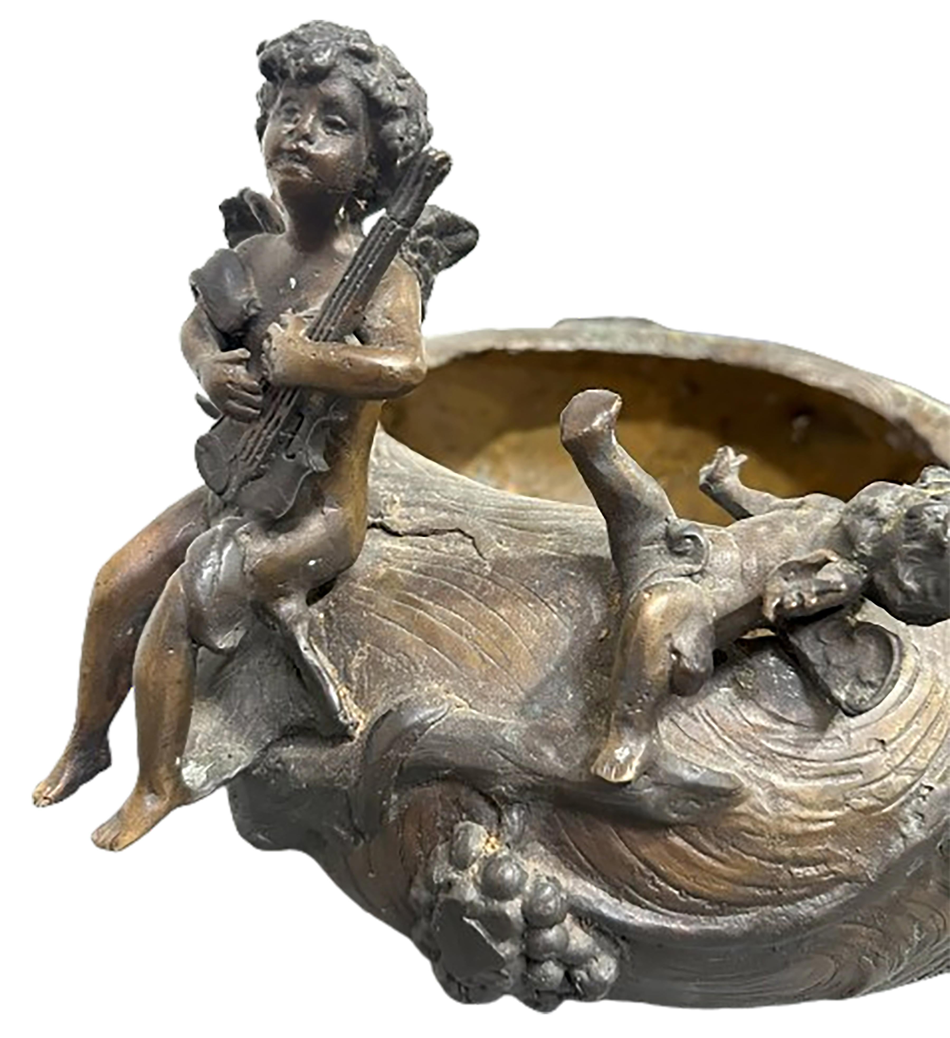 Jardinière d'époque Art Nouveau en bronze patiné avec chérubins jouant de la flûte en vente 1