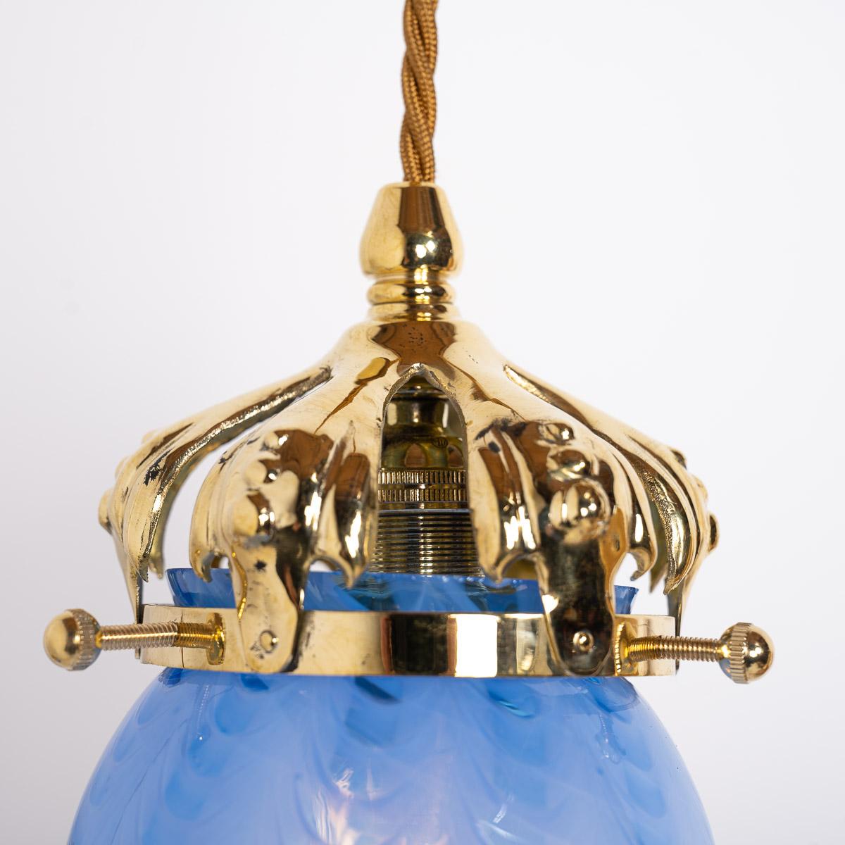 Art Nouveau Stil Poliertes Messing & Blauer Wirbel Vaseline Glas Eichel Schirme im Angebot 7
