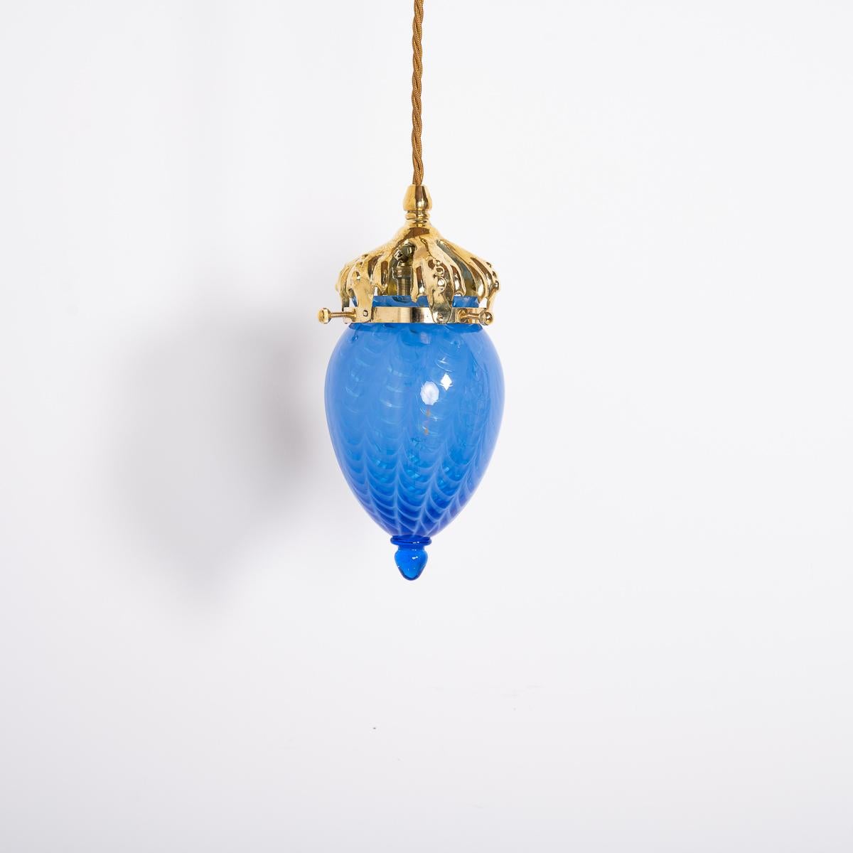 Art Nouveau Stil Poliertes Messing & Blauer Wirbel Vaseline Glas Eichel Schirme (Arts and Crafts) im Angebot