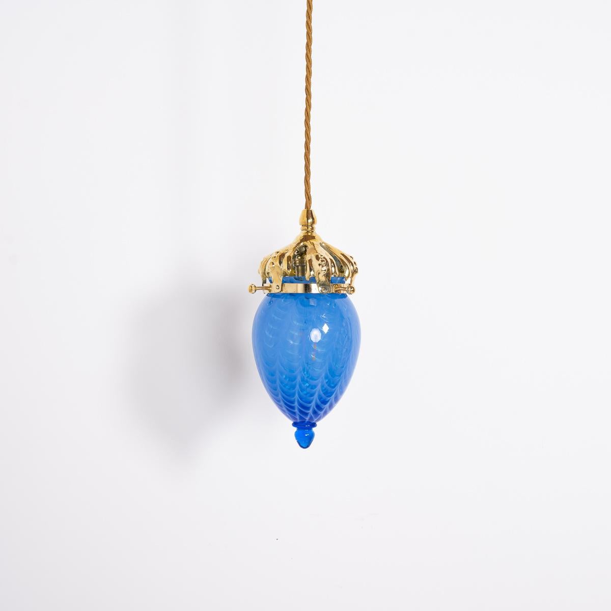 Art Nouveau Stil Poliertes Messing & Blauer Wirbel Vaseline Glas Eichel Schirme (Britisch) im Angebot
