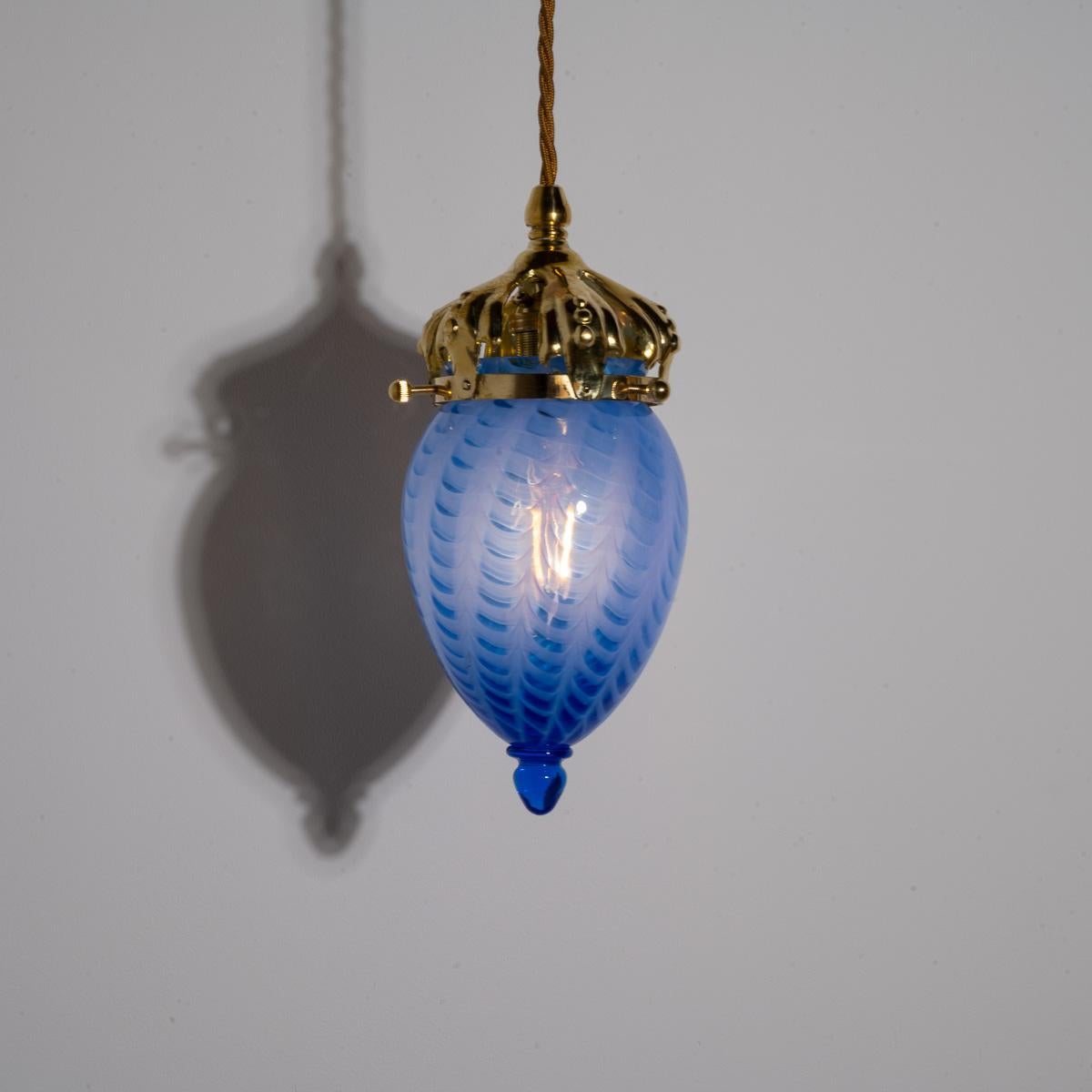 Art Nouveau Stil Poliertes Messing & Blauer Wirbel Vaseline Glas Eichel Schirme im Zustand „Hervorragend“ im Angebot in Nottingham, GB
