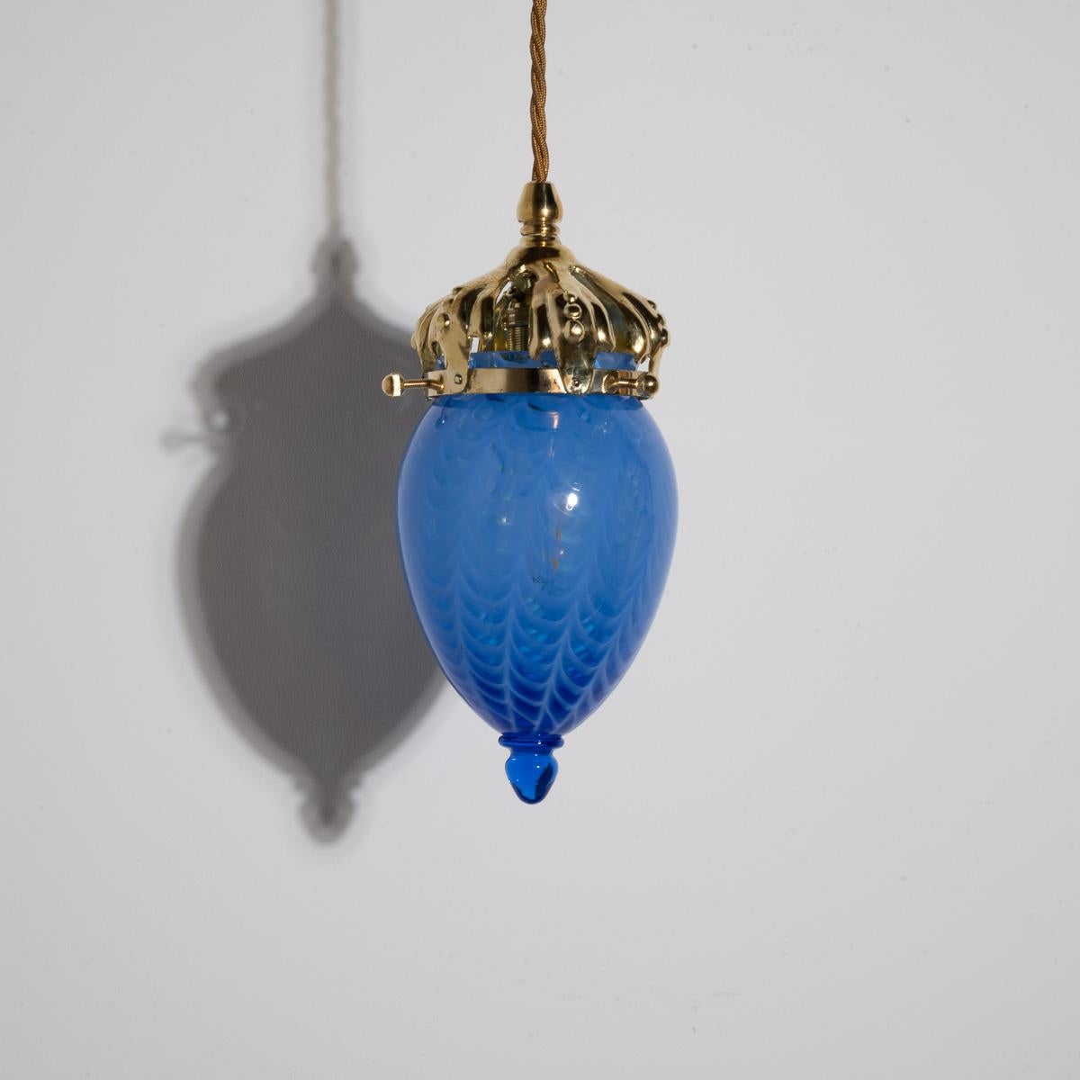 Art Nouveau Stil Poliertes Messing & Blauer Wirbel Vaseline Glas Eichel Schirme (21. Jahrhundert und zeitgenössisch) im Angebot