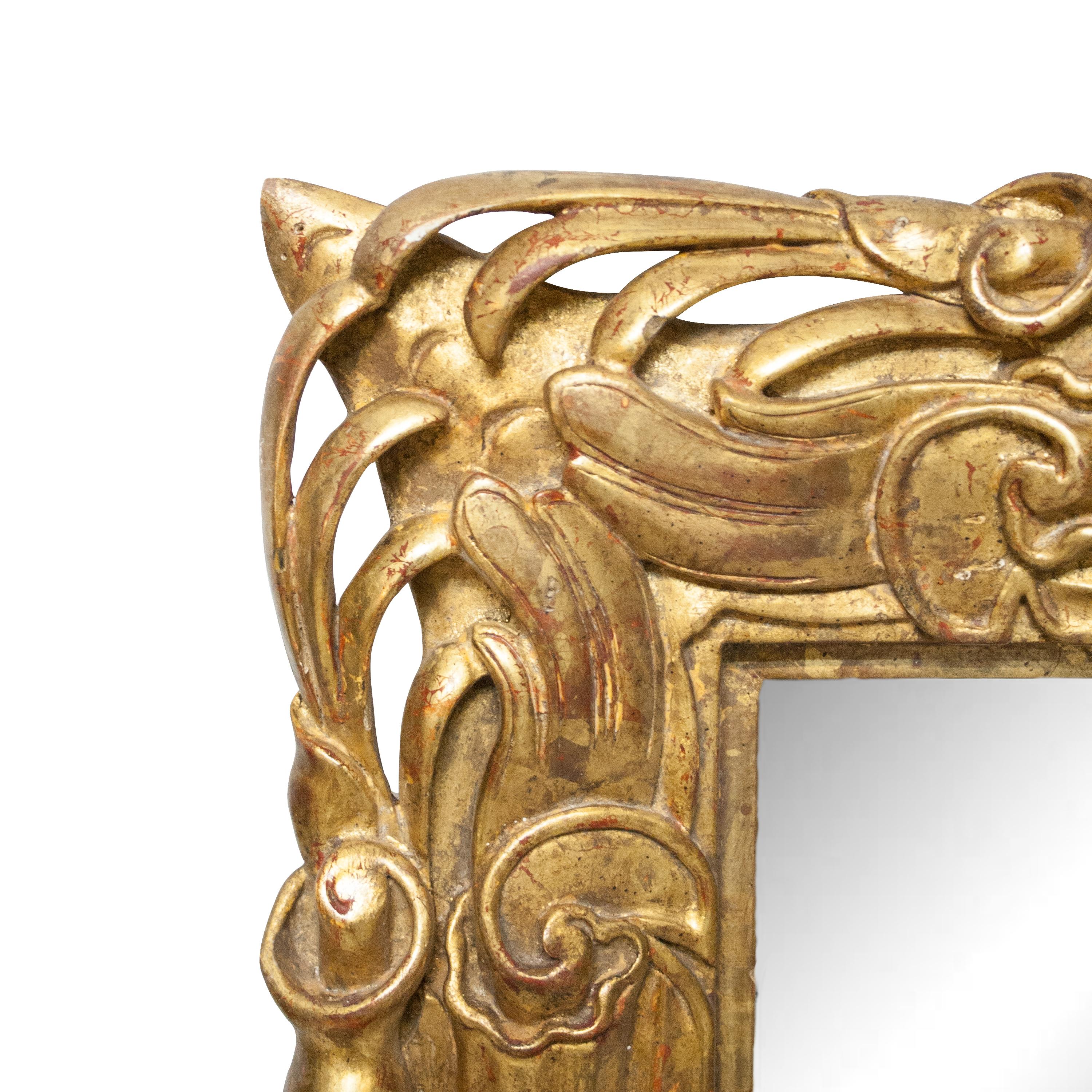 Miroir artisanal de style Art Nouveau. Structure rectangulaire en bois sculpté à la main avec finition en feuille d'or. Espagne, 1970.