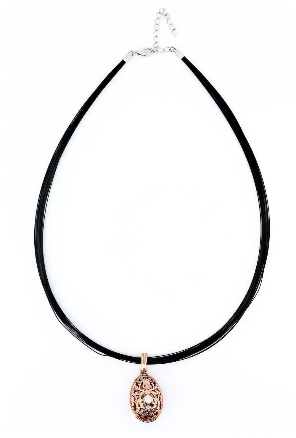 Aston Estate Jewelry presenta:

Un ciondolo in filigrana traforata in stile art nouveau che ricorda un uovo di Pasqua russo.

Centrato su entrambi i lati da diamanti taglio vecchio europeo incastonati, 0,40CTW con colore G e purezza VS2.

Firmato