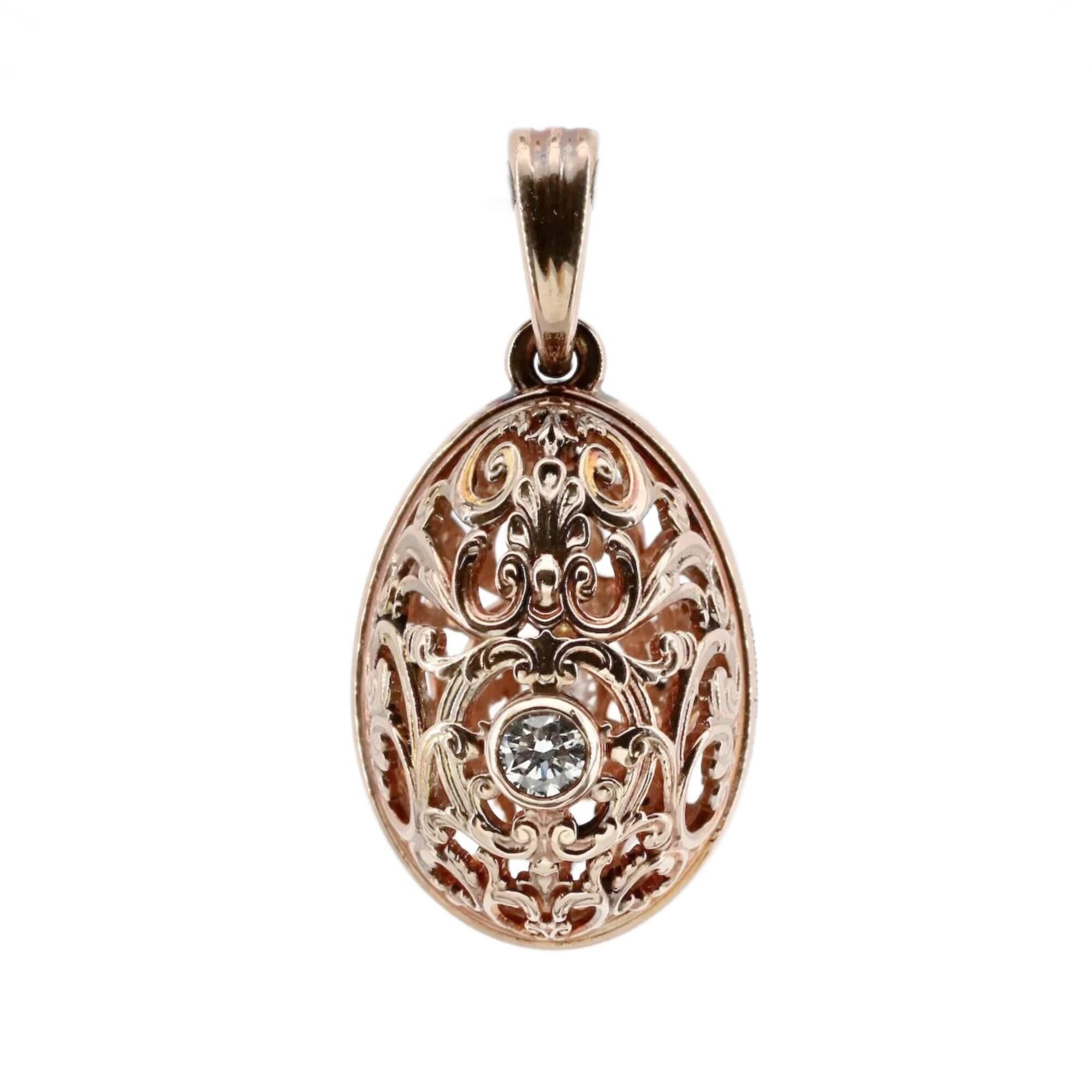 Taglio antico europeo Ciondolo a forma di uovo di Pasqua in stile Art Nouveau in oro rosa e diamanti in filigrana in vendita