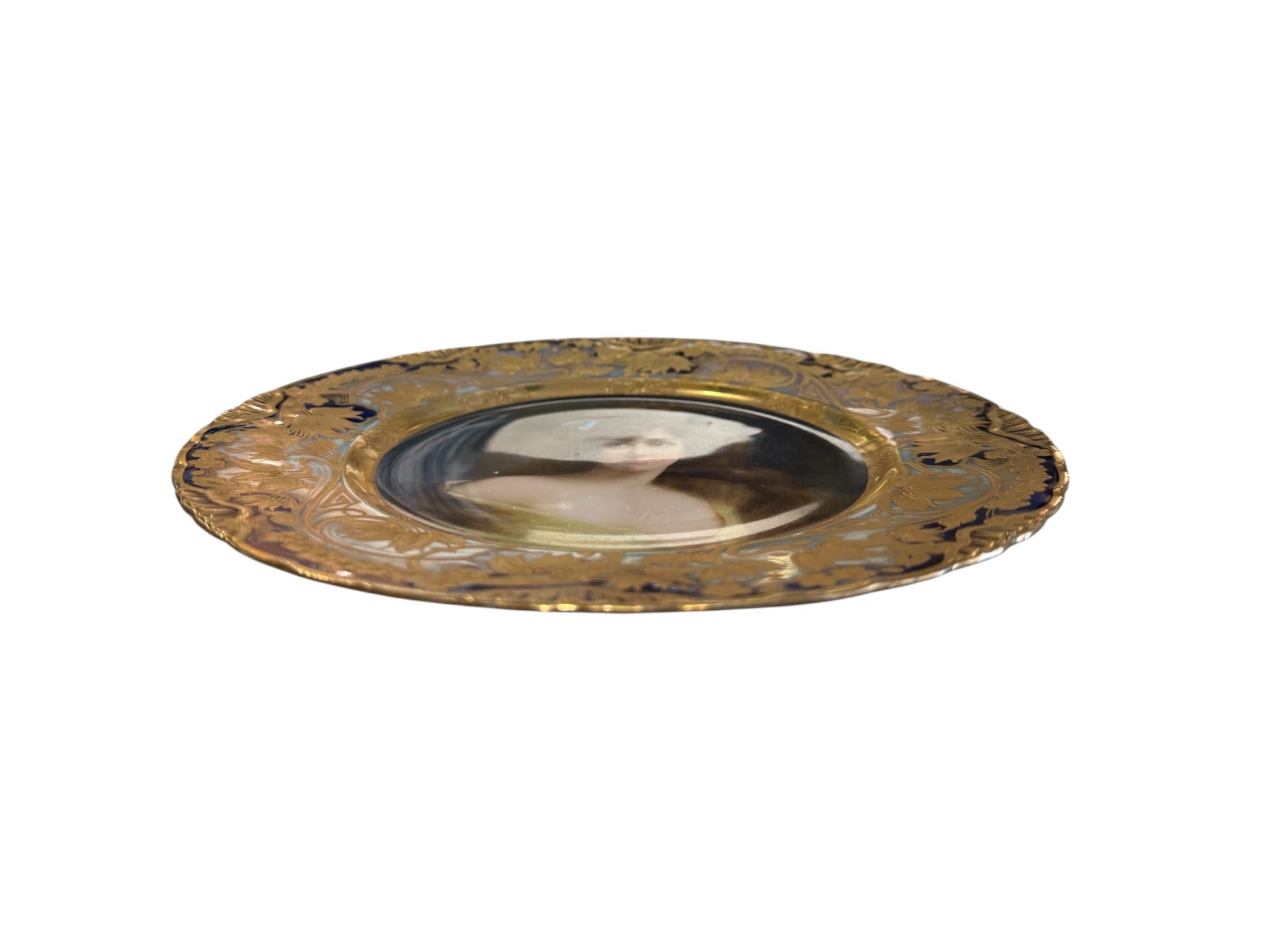 Art Nouveau Style Royal Vienna Porcelain Portrait Plate In Good Condition For Sale In Guaynabo, PR