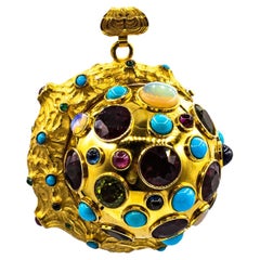 Colgante "Fases de la Luna" de oro amarillo, estilo Art Nouveau, de rubí, esmeralda, zafiro y ópalo