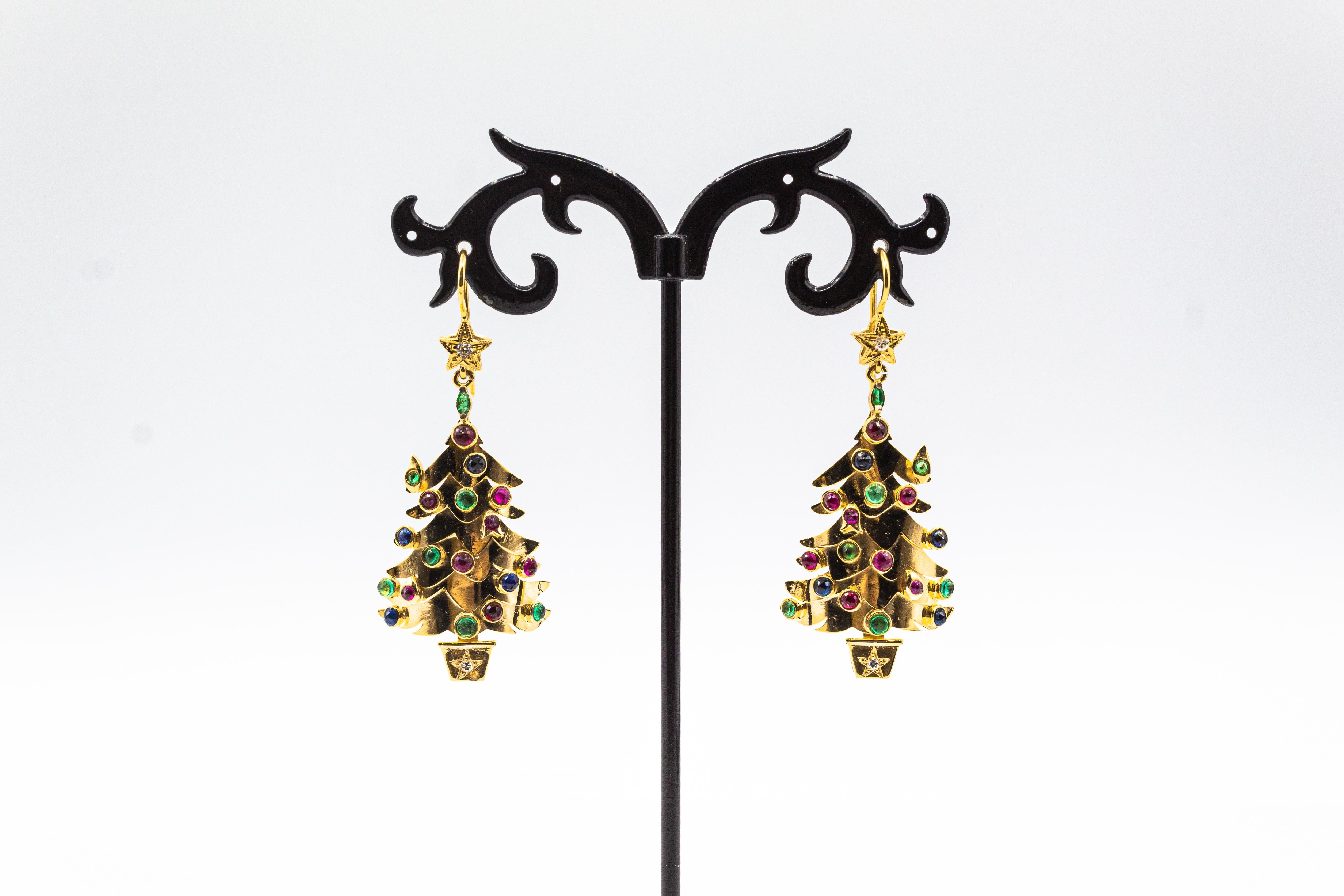 Boucles d'oreilles pendantes de style Art nouveau en or jaune, rubis, émeraude, saphir, diamant blanc Neuf - En vente à Naples, IT