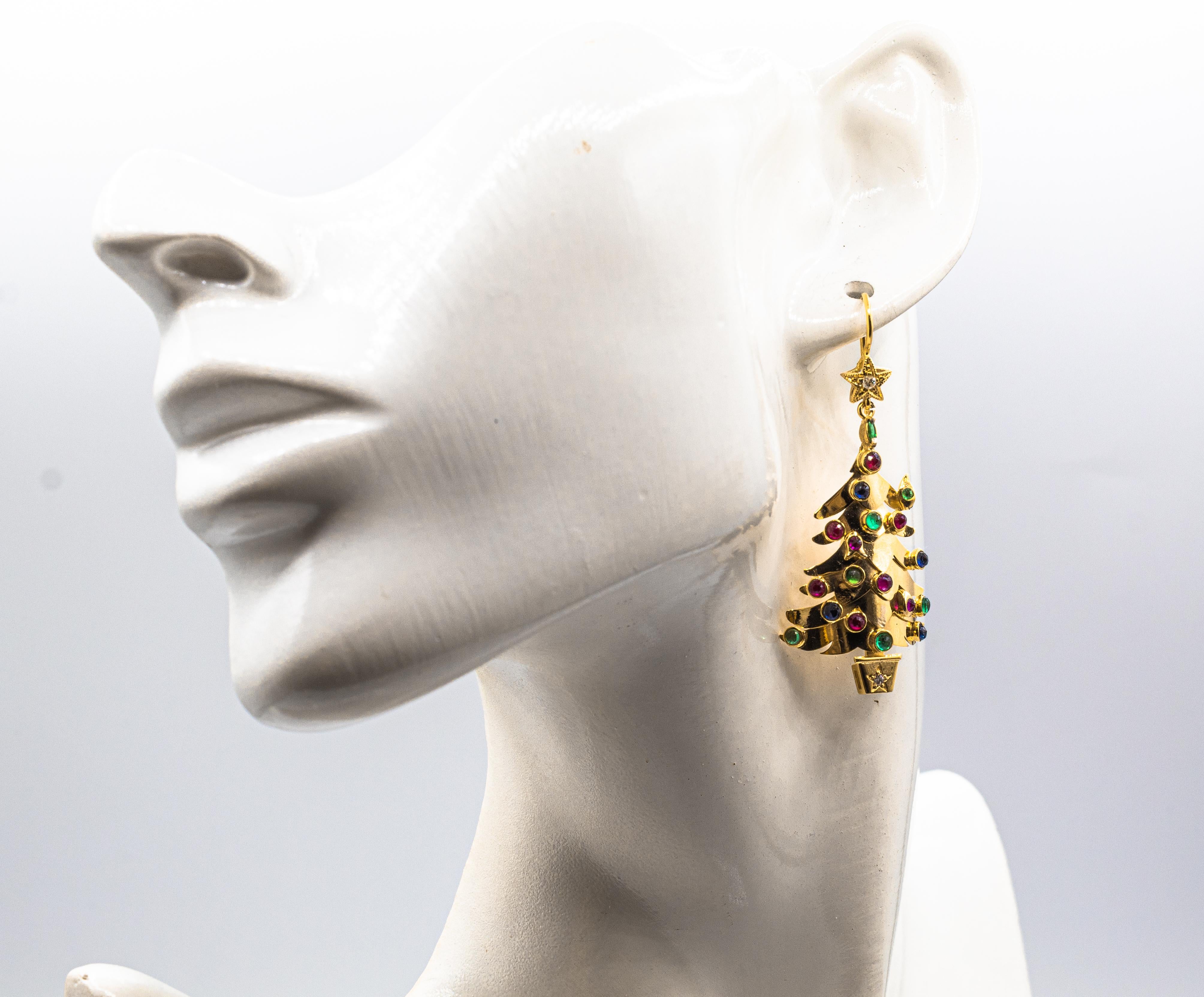 Boucles d'oreilles pendantes de style Art nouveau en or jaune, rubis, émeraude, saphir, diamant blanc en vente 3