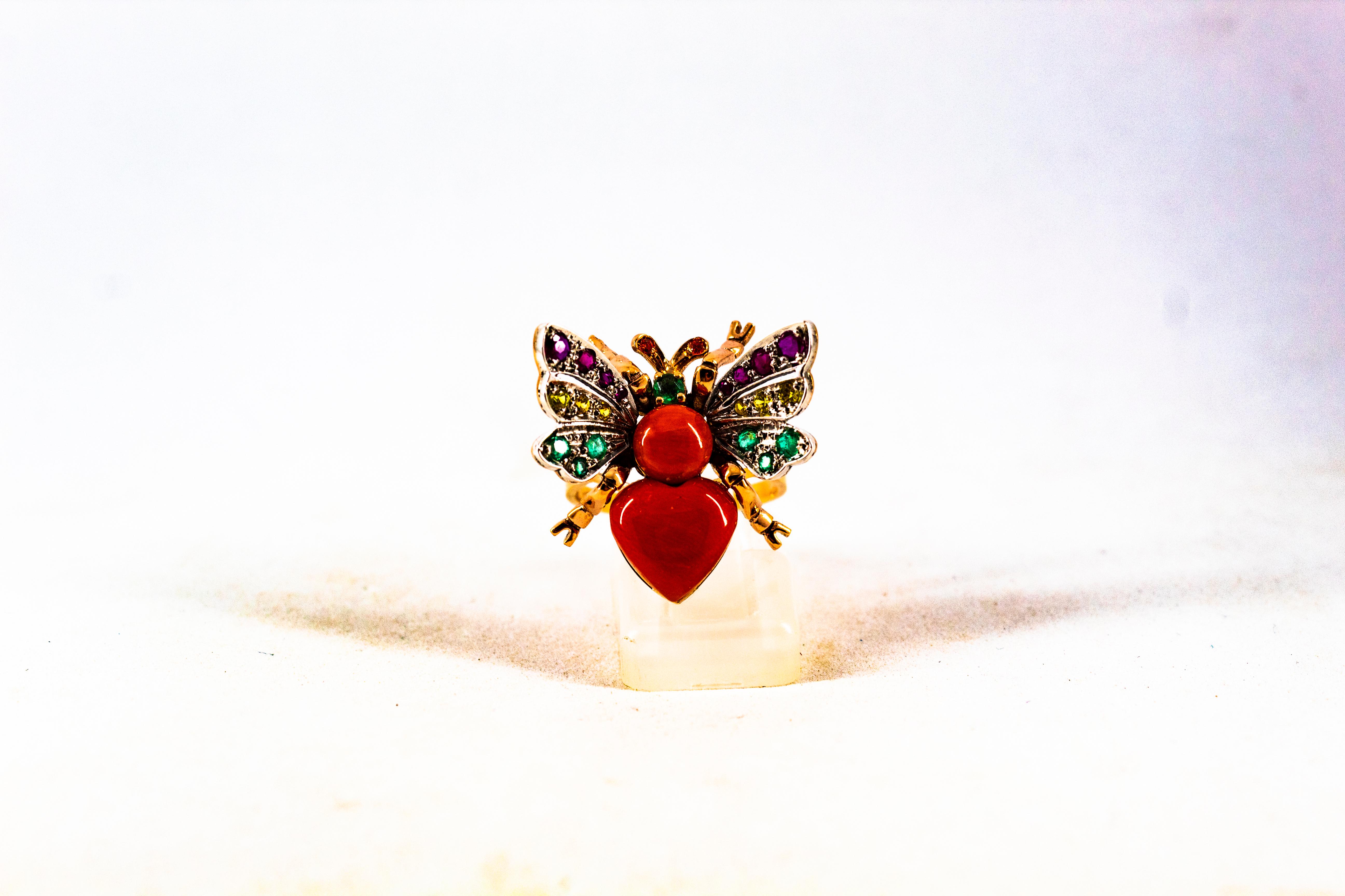 Anello da cocktail in stile Art Nouveau con rubino, smeraldo, zaffiro giallo e corallo in oro giallo in vendita 5
