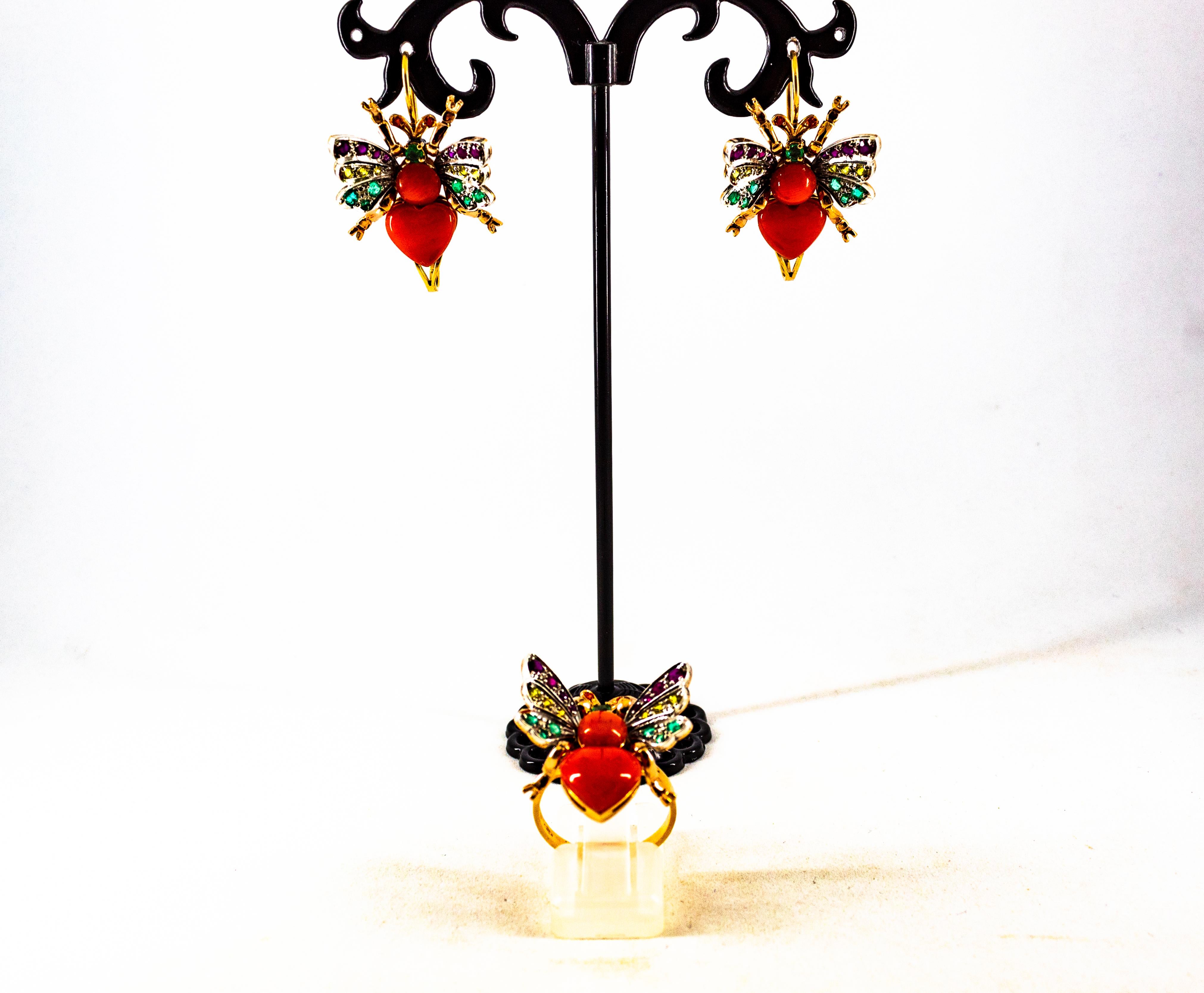 Taglio brillante Anello da cocktail in stile Art Nouveau con rubino, smeraldo, zaffiro giallo e corallo in oro giallo in vendita