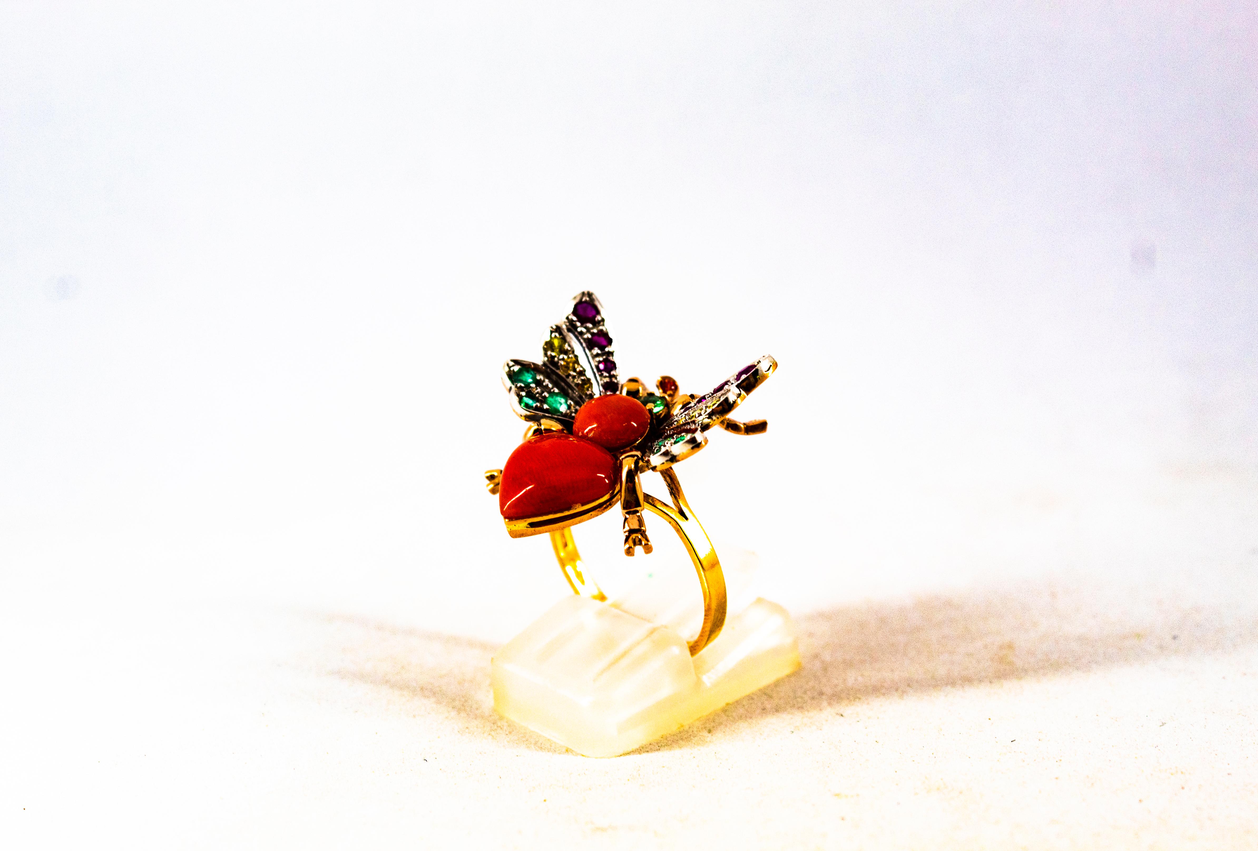 Anello da cocktail in stile Art Nouveau con rubino, smeraldo, zaffiro giallo e corallo in oro giallo in vendita 2