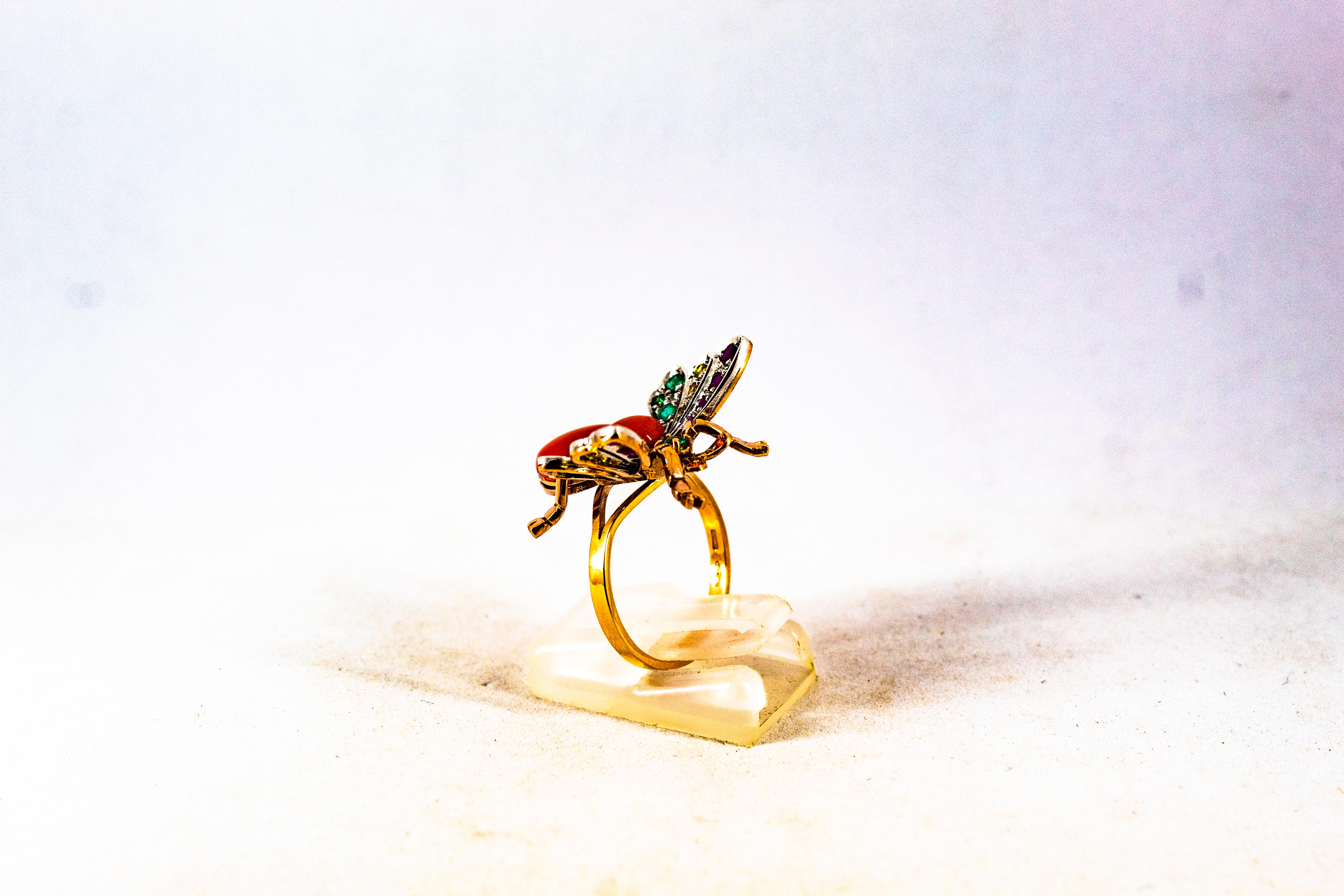 Anello da cocktail in stile Art Nouveau con rubino, smeraldo, zaffiro giallo e corallo in oro giallo in vendita 3