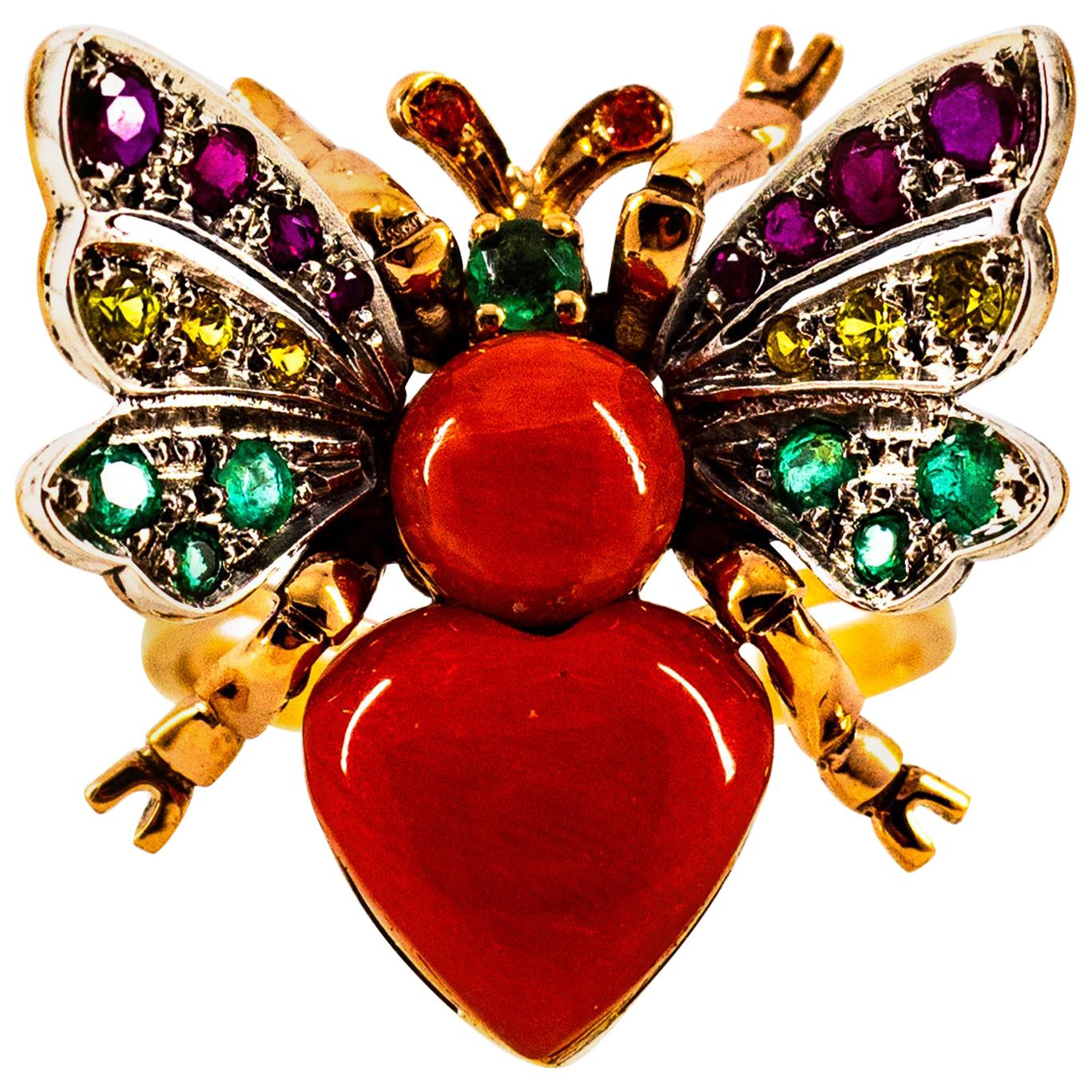 Anello da cocktail in stile Art Nouveau con rubino, smeraldo, zaffiro giallo e corallo in oro giallo in vendita