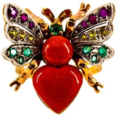 Anello da cocktail in stile Art Nouveau con rubino, smeraldo, zaffiro giallo e corallo in oro giallo
