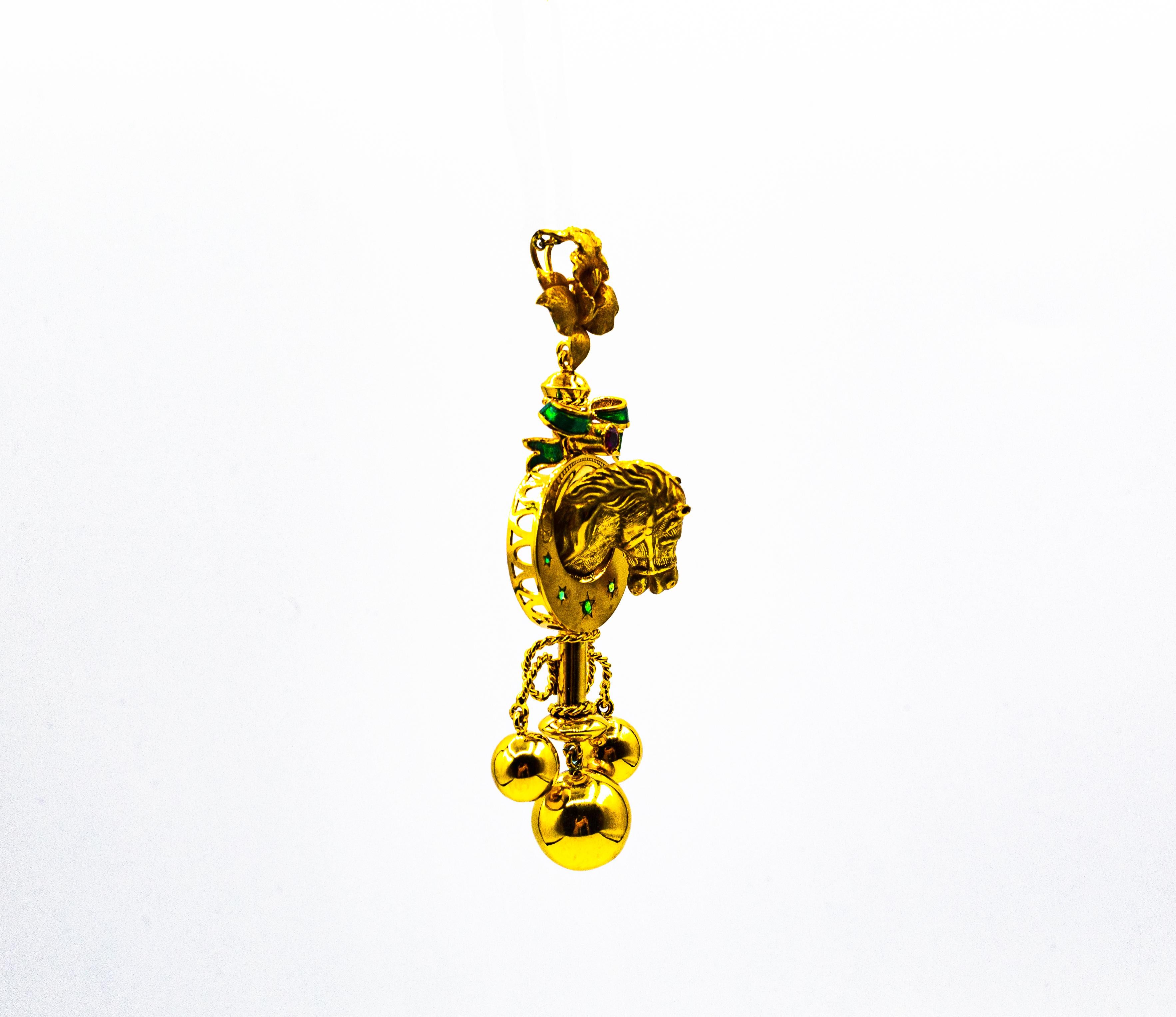 Taille brillant Collier pendentif « Horse » en or jaune émaillé et rubis de style Art nouveau en vente