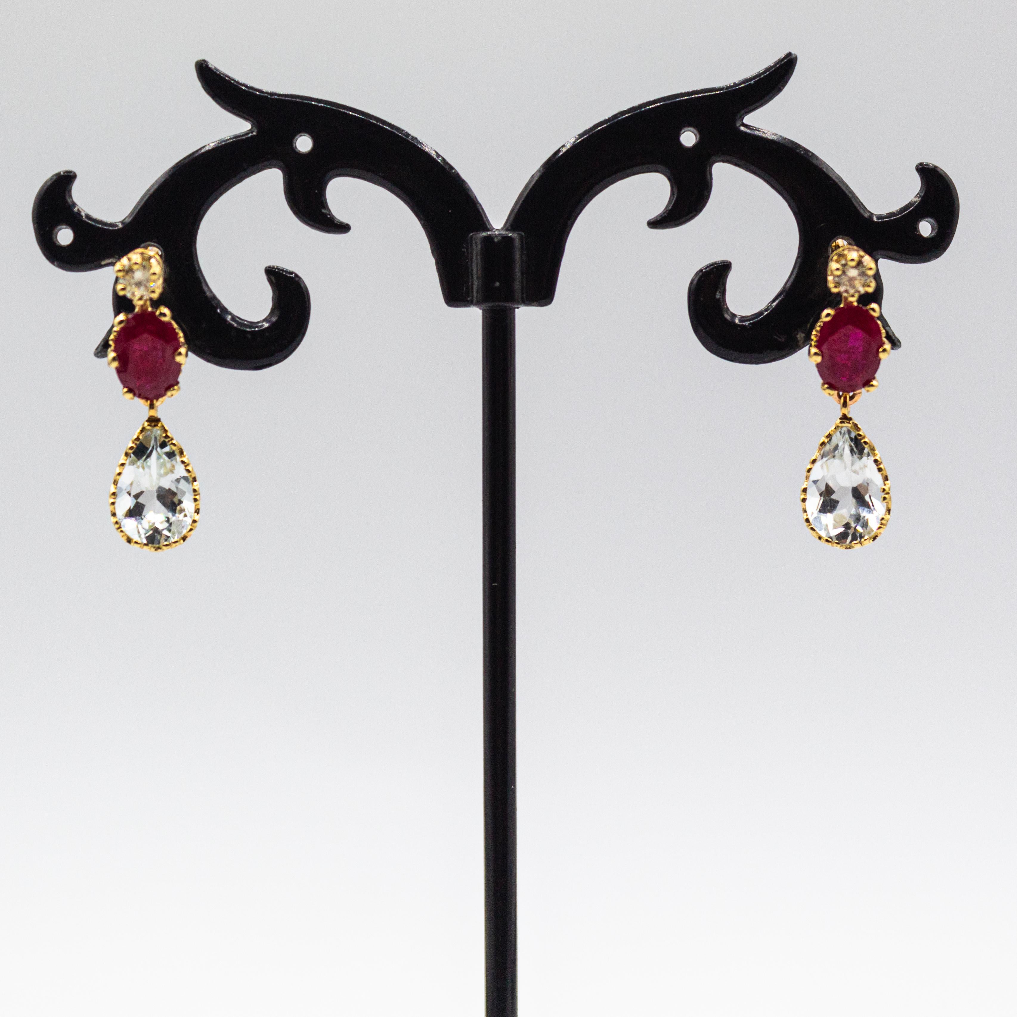 Taglio rotondo Art Nouveau Style Ruby White Diamond Aquamarine Yellow Gold Lever-Back Earrings in vendita