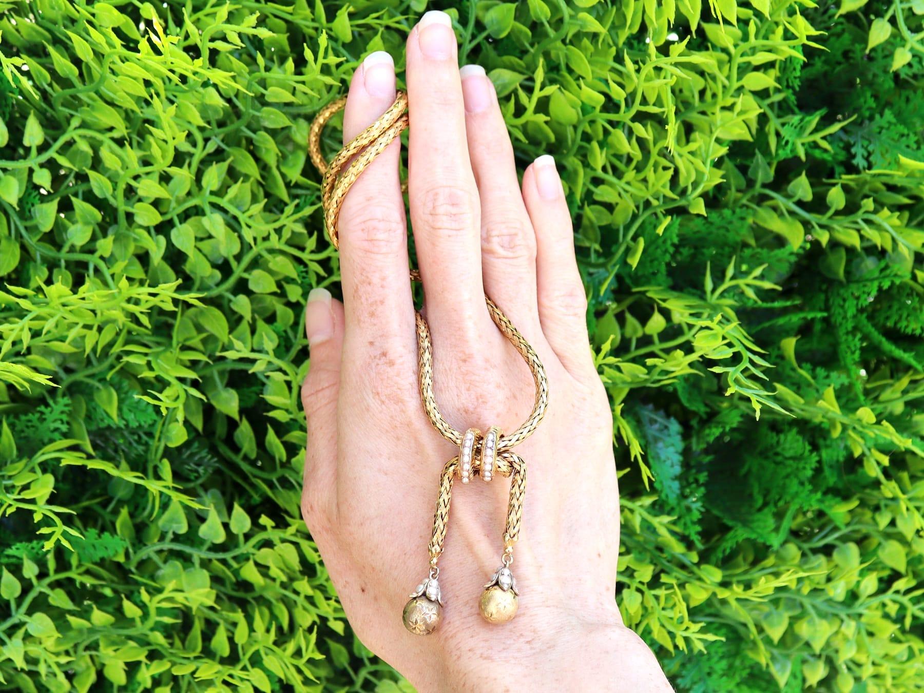 Un excepcional, fino e impresionante collar antiguo de perlas de siembra y oro amarillo de 18 quilates de estilo Art Nouveau; forma parte de nuestra variada colección de joyas de los años veinte.

Este fino e impresionante collar antiguo de estilo