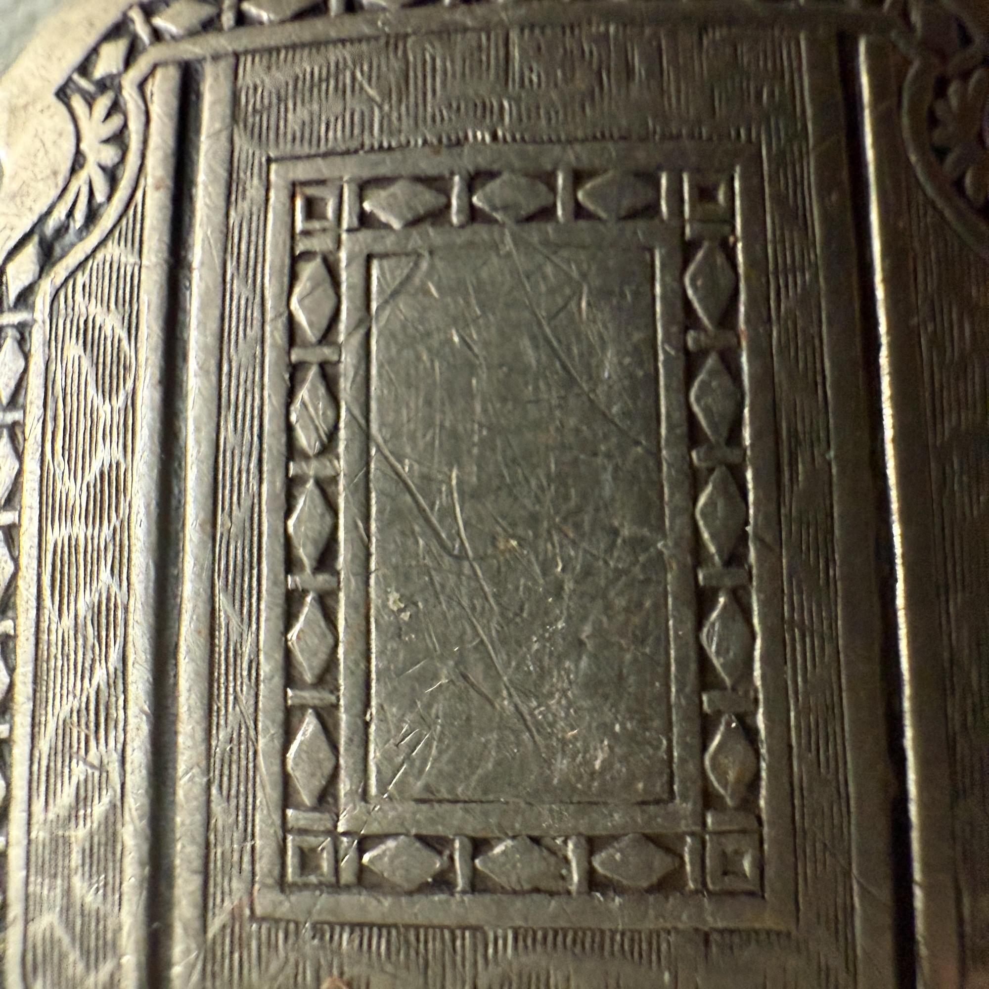 Per la tua considerazione, fibbia da cintura d'argento in stile Art Nouveau con incisione Tops Kantslip
Iscrizioni:  Nickel Silver PAT'O 26 maggio 1925. BAFCO S.F. A. Silver Front.
Dimensioni: 1,25