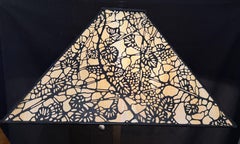 Lampadaire de style Art Nouveau en verre à panneaux de scories avec recouvrement en étain percé de feuillages