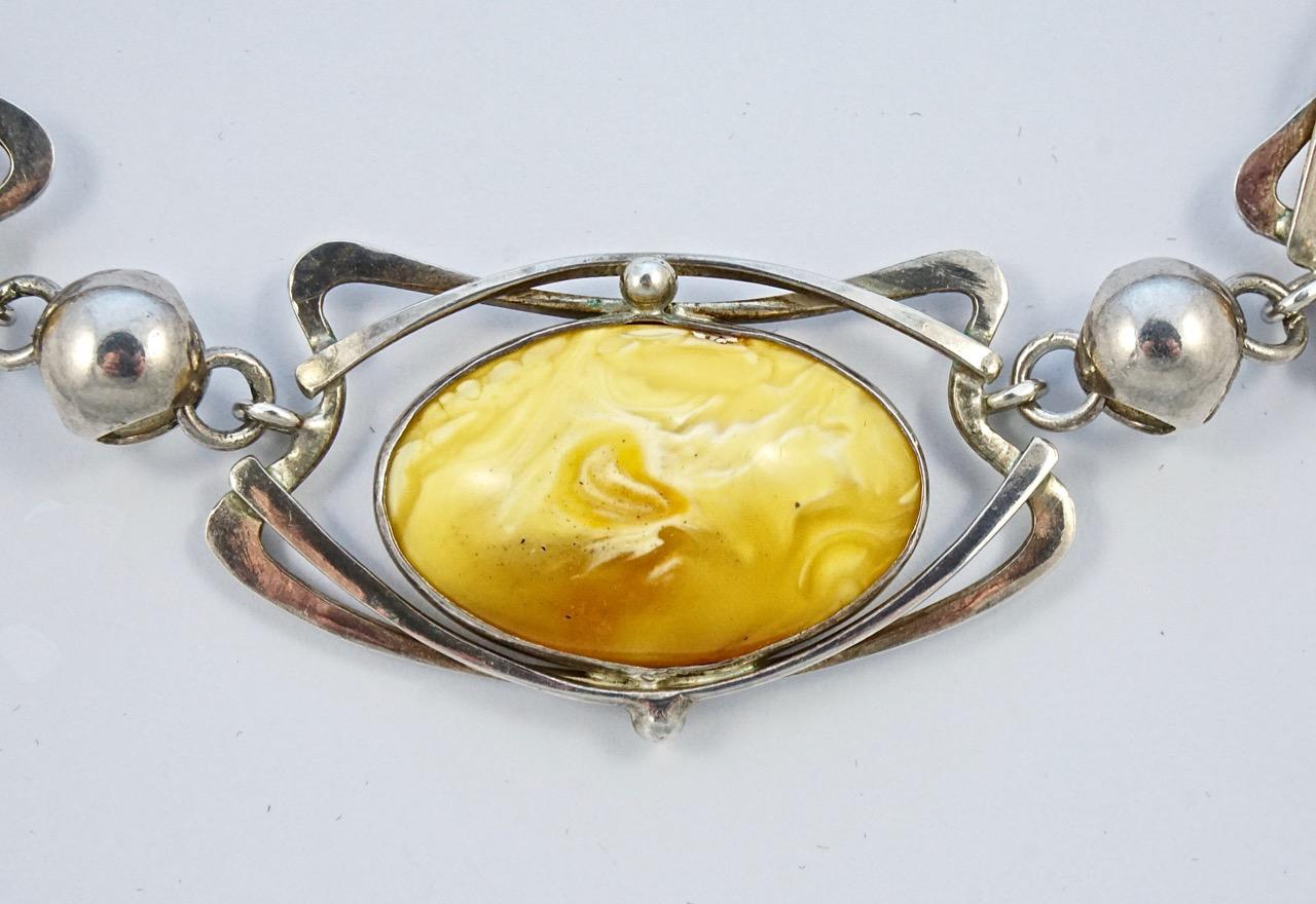 Taglio ovale Collana in stile Art Nouveau in argento sterling e ambra burrosa lucidata A Link in vendita