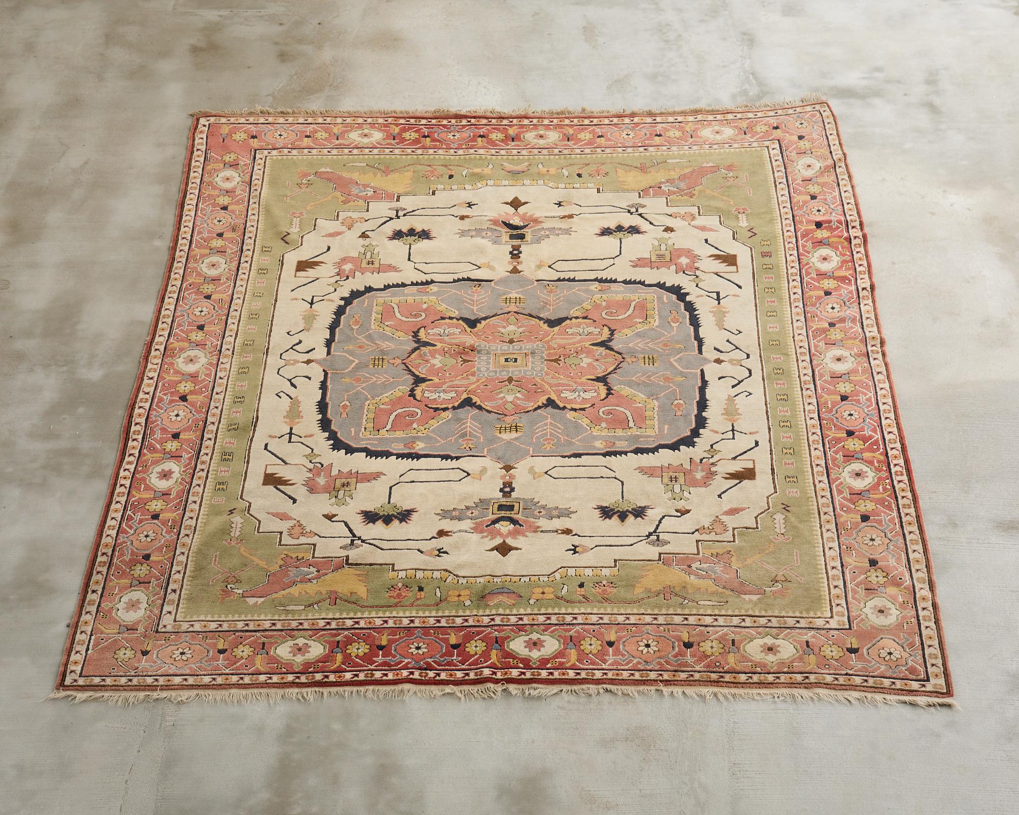 Tappeto o tappeto Oushak turco d'epoca con un disegno in stile art nouveau di riserve e spruzzi floreali stilizzati. Realizzato con tinture naturali di colori rari e vibranti, che si sono trasformate in un'incantevole patina invecchiata con un'usura