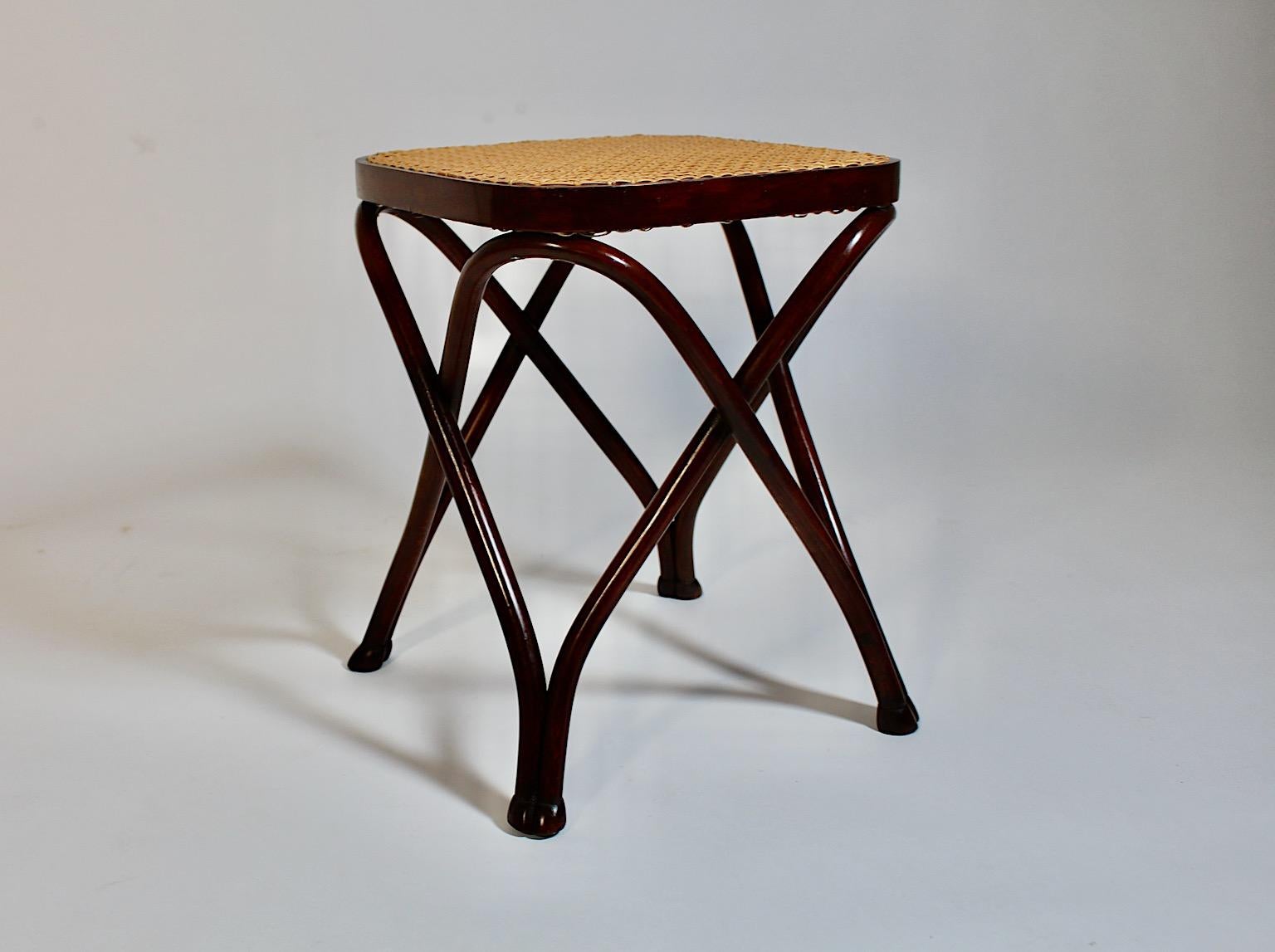 Sgabello di canna intrecciata in stile Art of Vintage Brown Beeche August Thonet 1870 - 1880 in vendita 3