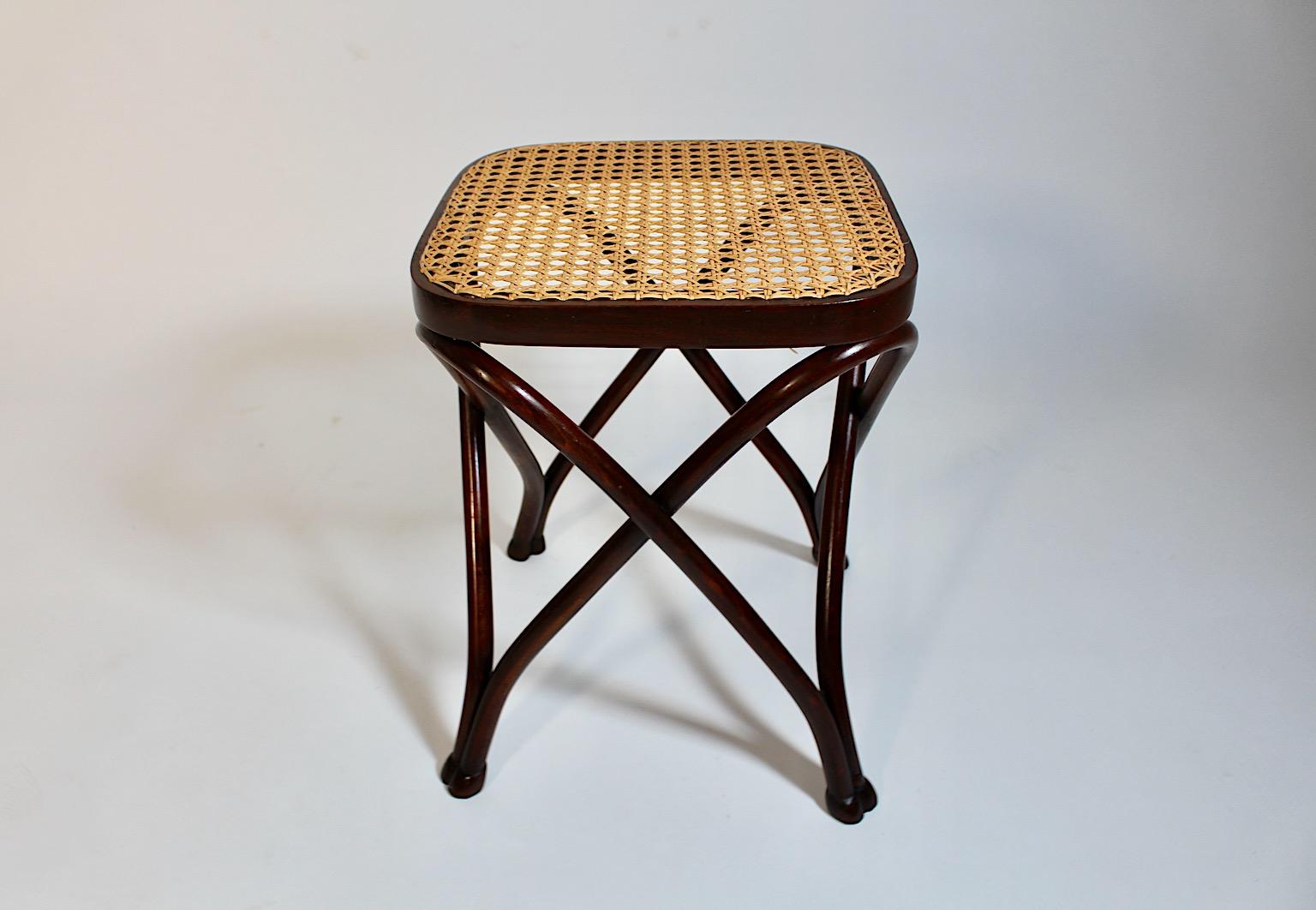 Sgabello modernista vintage in stile Art Nouveau Model No. 51 in legno di faggio e canna intrecciata di August Thonet 1870 - 1880, Vienna.
Un bellissimo sgabello e un primo modello in rete viennese e legno di faggio tinto in marrone cioccolato di