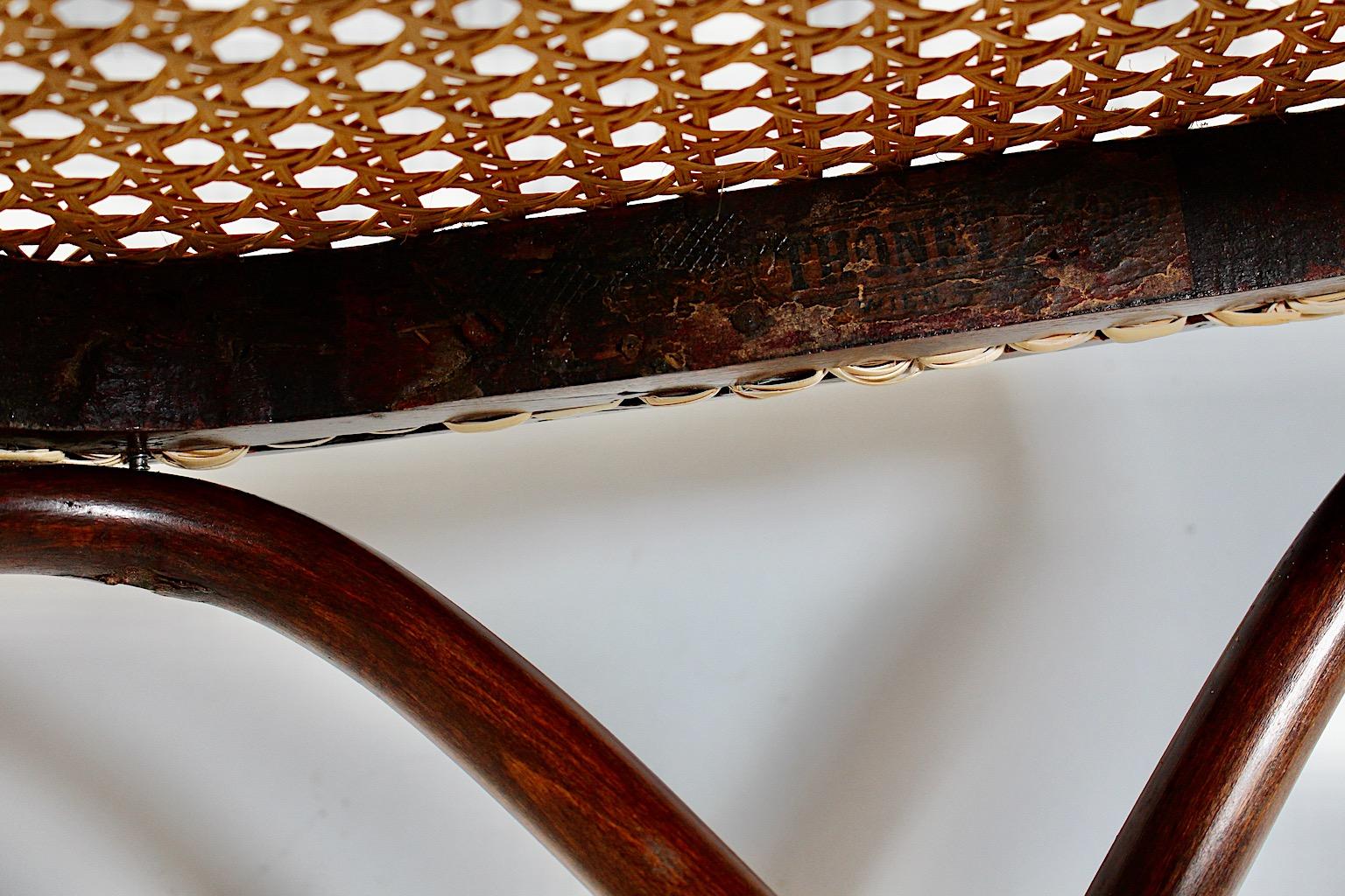 Austriaco Sgabello di canna intrecciata in stile Art of Vintage Brown Beeche August Thonet 1870 - 1880 in vendita