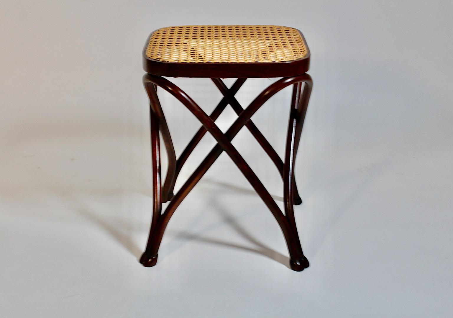 Faggio Sgabello di canna intrecciata in stile Art of Vintage Brown Beeche August Thonet 1870 - 1880 in vendita