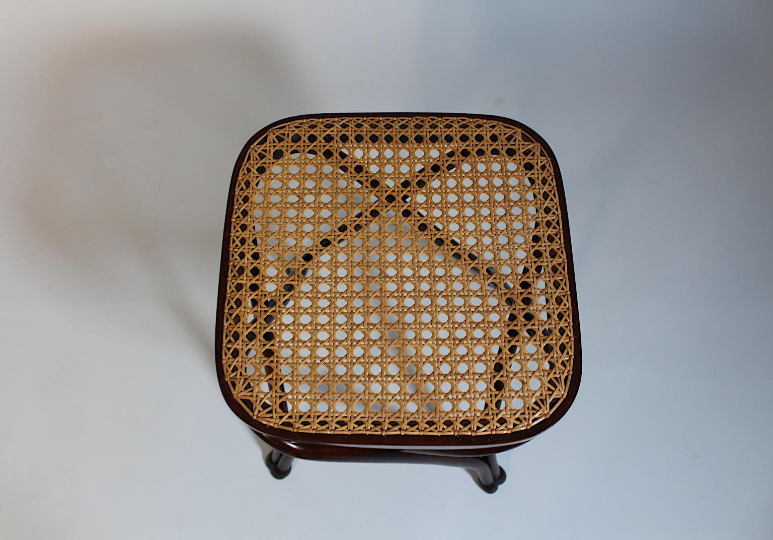 Sgabello di canna intrecciata in stile Art of Vintage Brown Beeche August Thonet 1870 - 1880 in vendita 1