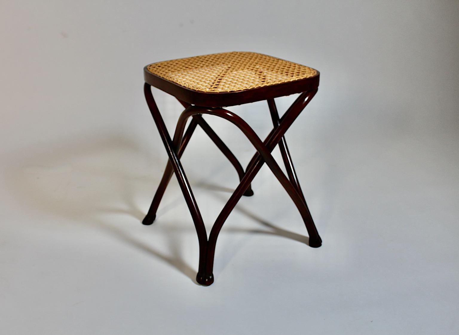 Sgabello di canna intrecciata in stile Art of Vintage Brown Beeche August Thonet 1870 - 1880 in vendita 2