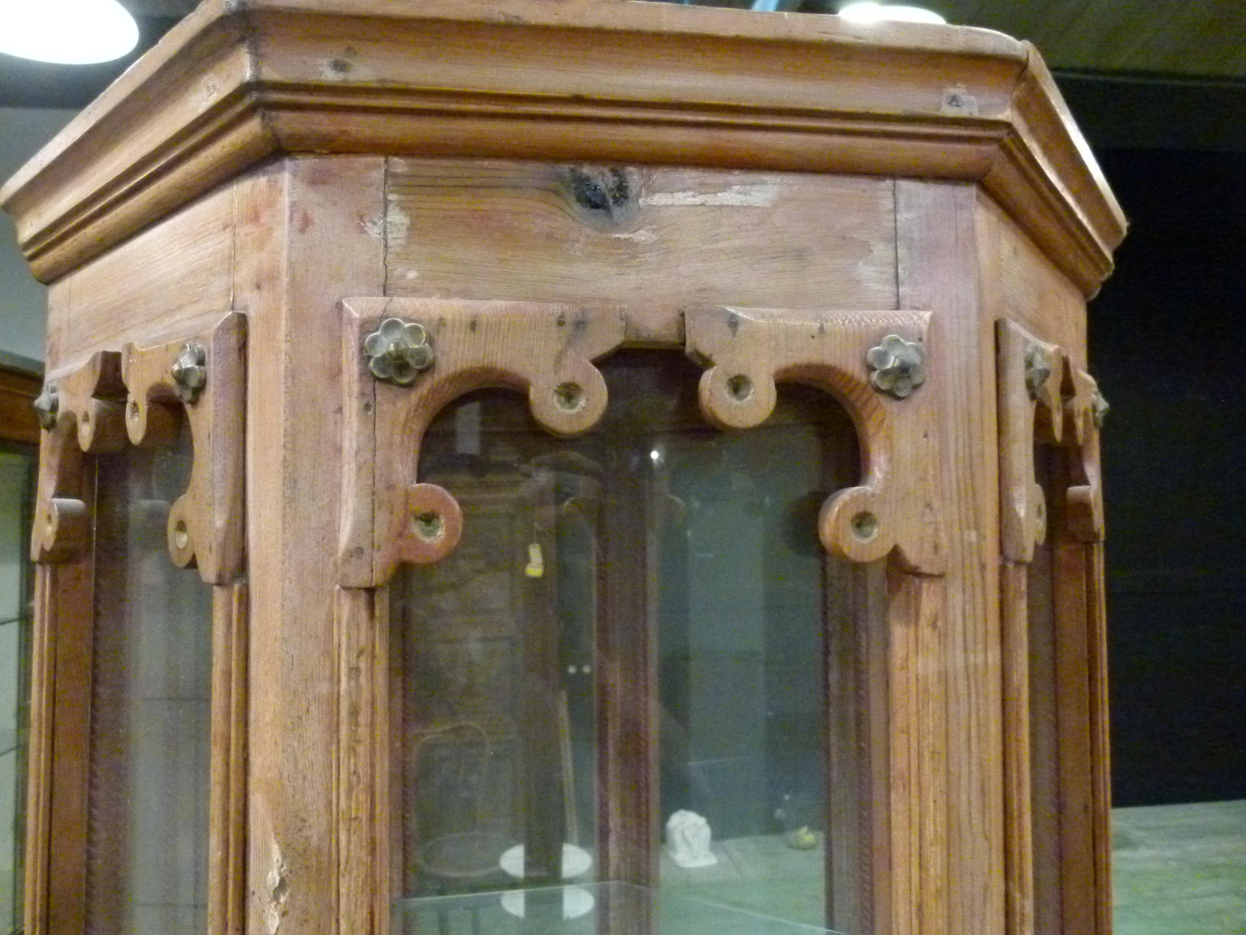 Art Nouveau Style Vitrine-Display-Cabinet in Hexagonal Shape In Good Condition In Vulpellac, Girona