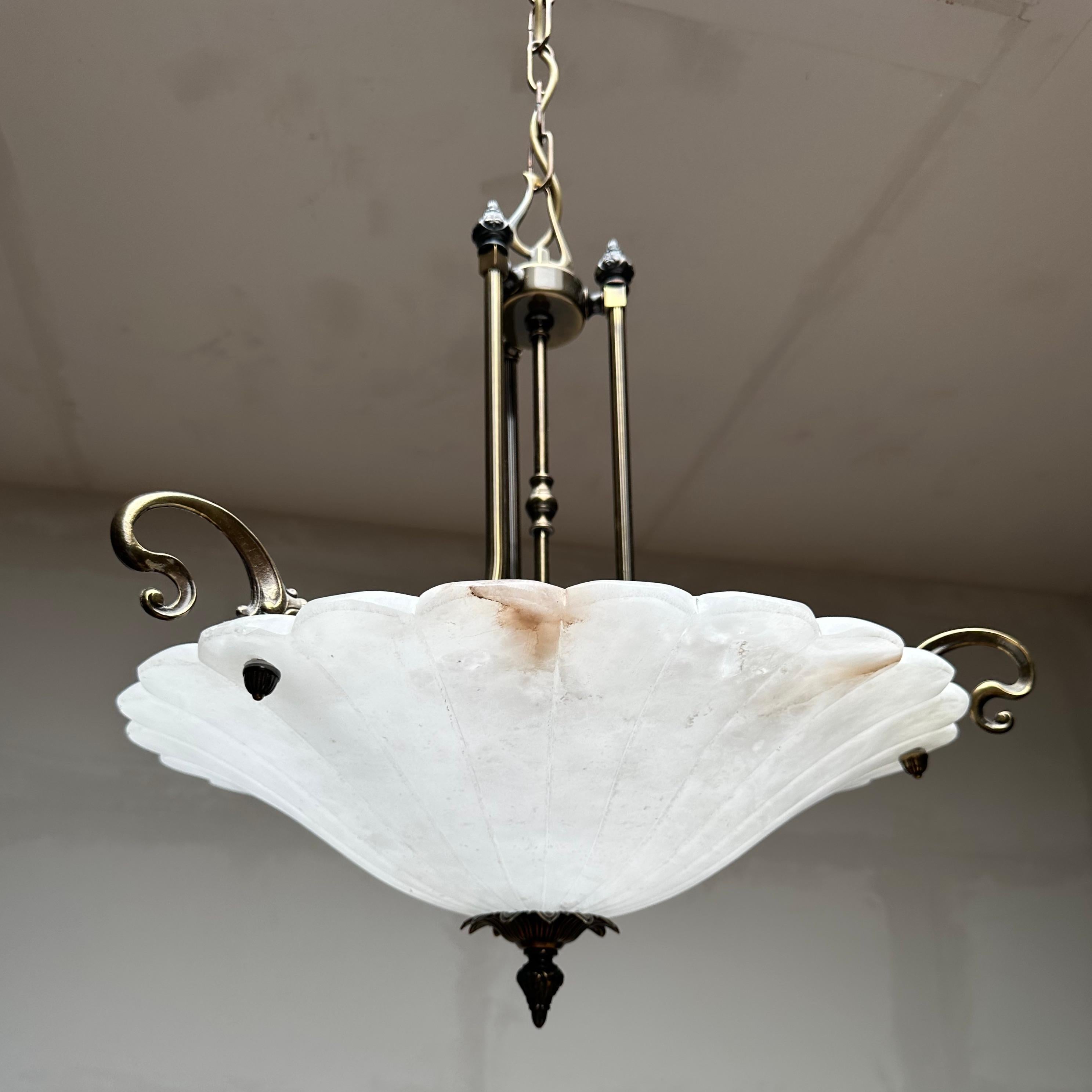 Lampadario a sospensione a tre luci in stile Art Nouveau, alabastro bianco e bronzo in vendita 7