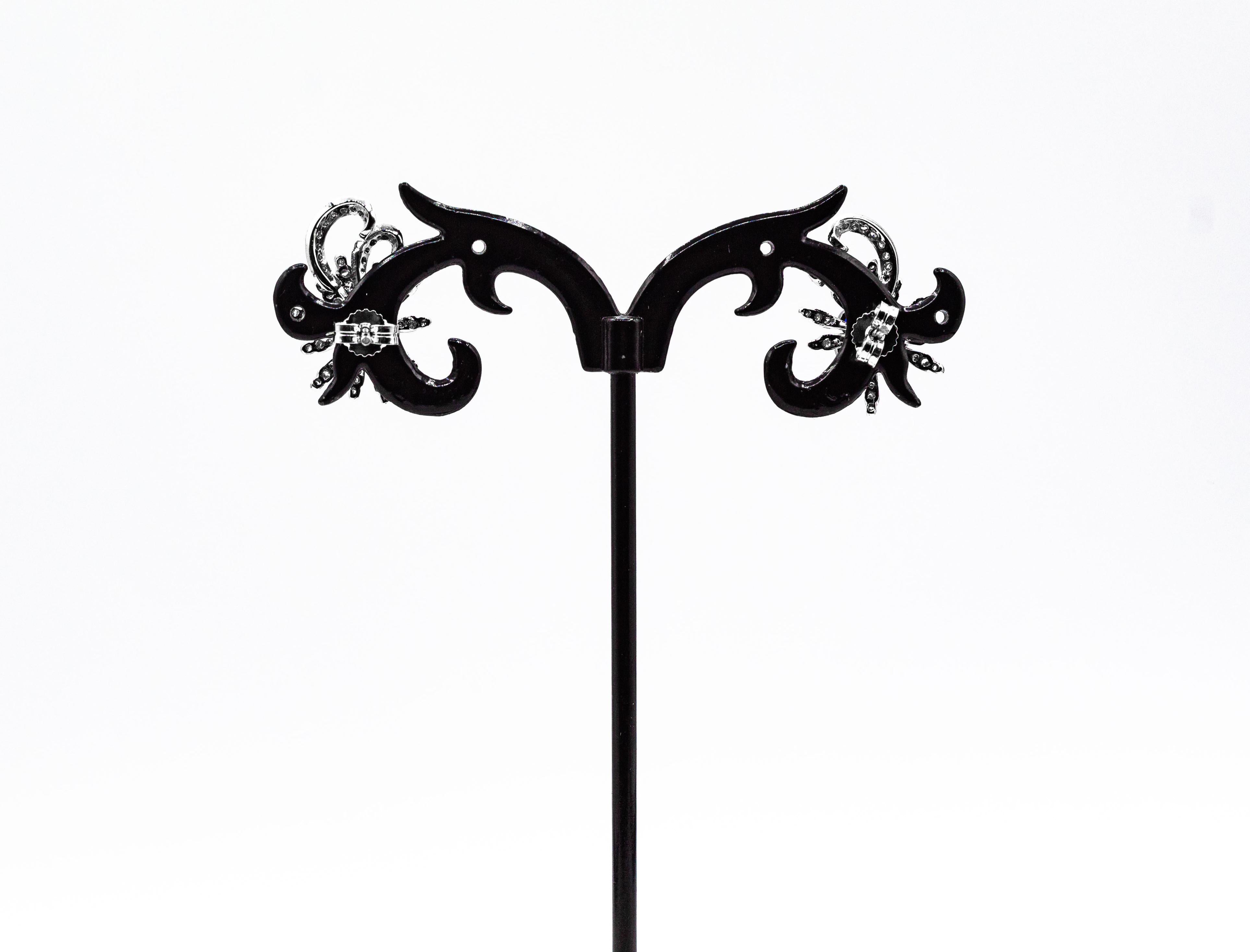 Boucles d'oreilles en or blanc de style Art Nouveau avec diamants blancs taille brillant et saphirs bleus en vente 5