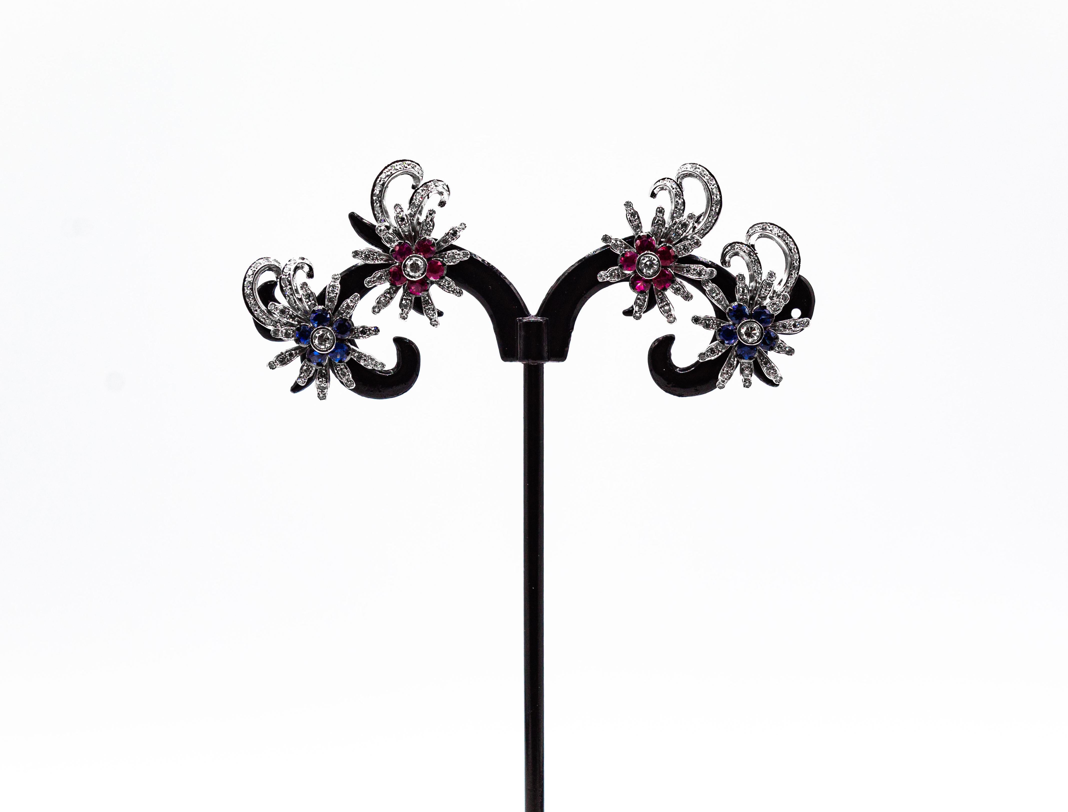 Ces boucles d'oreilles sont en or blanc 14K.
Ces boucles d'oreilles contiennent 0,60 carats de diamants blancs taille brillant.
Ces boucles d'oreilles contiennent 0,85 carats de saphirs bleus modernes de taille ronde.

Ces boucles d'oreilles sont