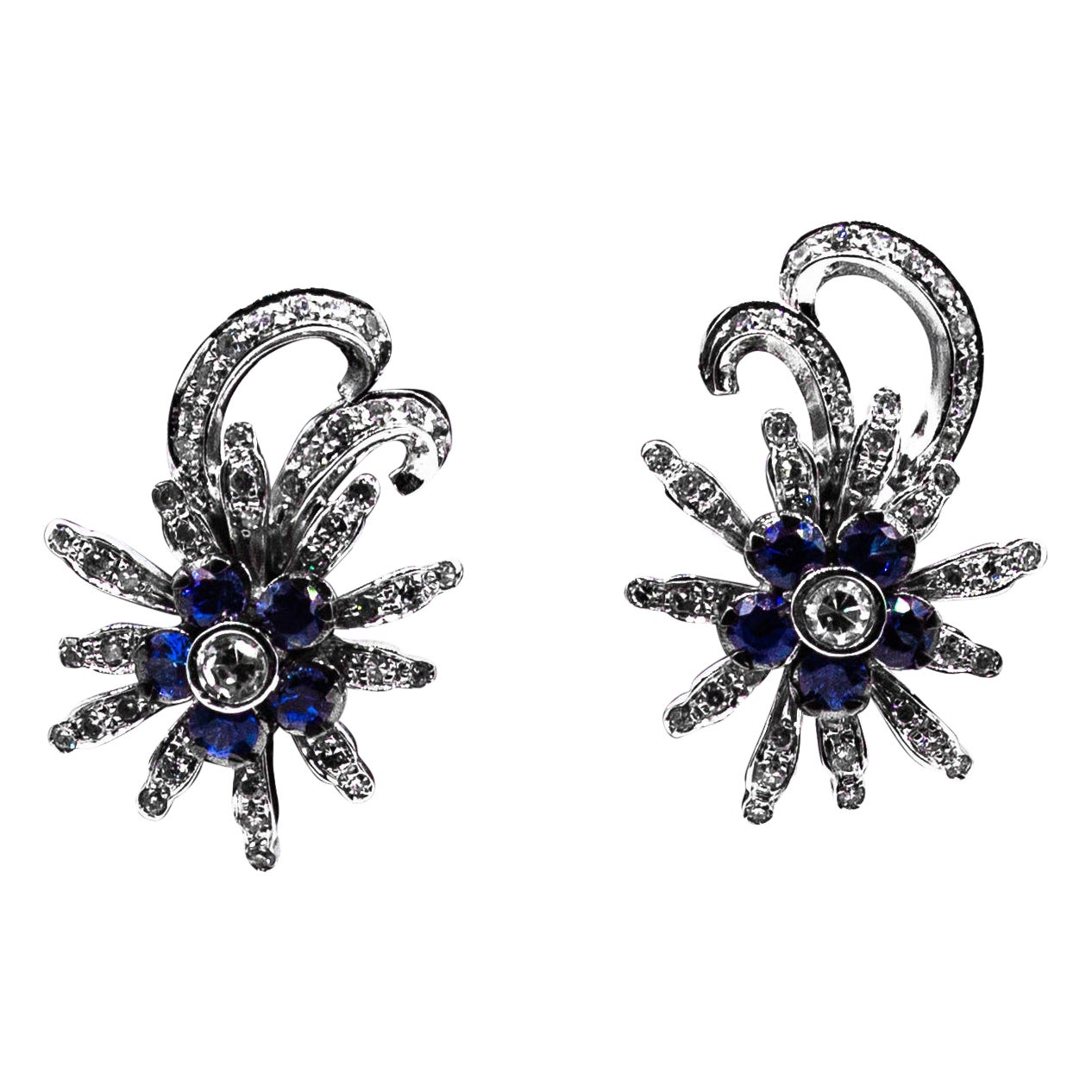 Boucles d
oreilles en or blanc, diamant taille brillant, saphir bleu, style Art Nouveau