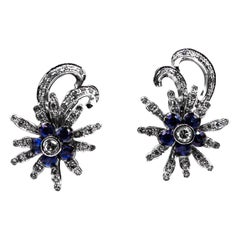 Boucles d
oreilles en or blanc, diamant taille brillant, saphir bleu, style Art Nouveau