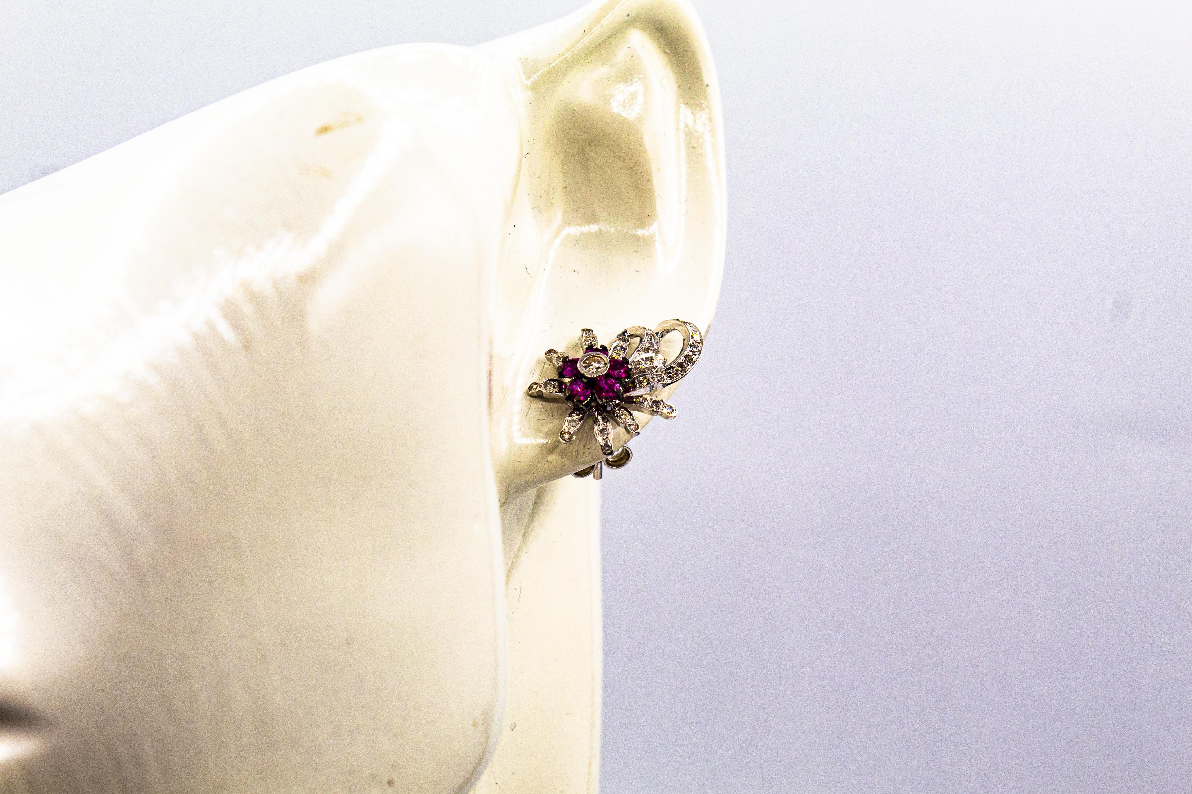 Clous d'oreilles en or blanc de style Art Nouveau avec diamants blancs taille brillant et rubis en vente 8